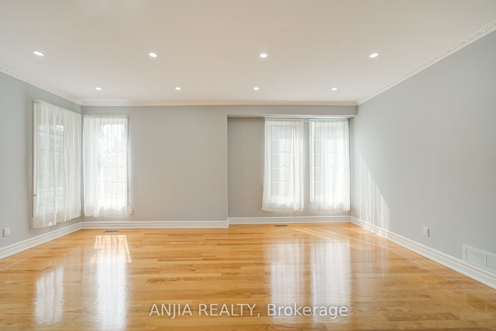 10 Thistledown Crescent