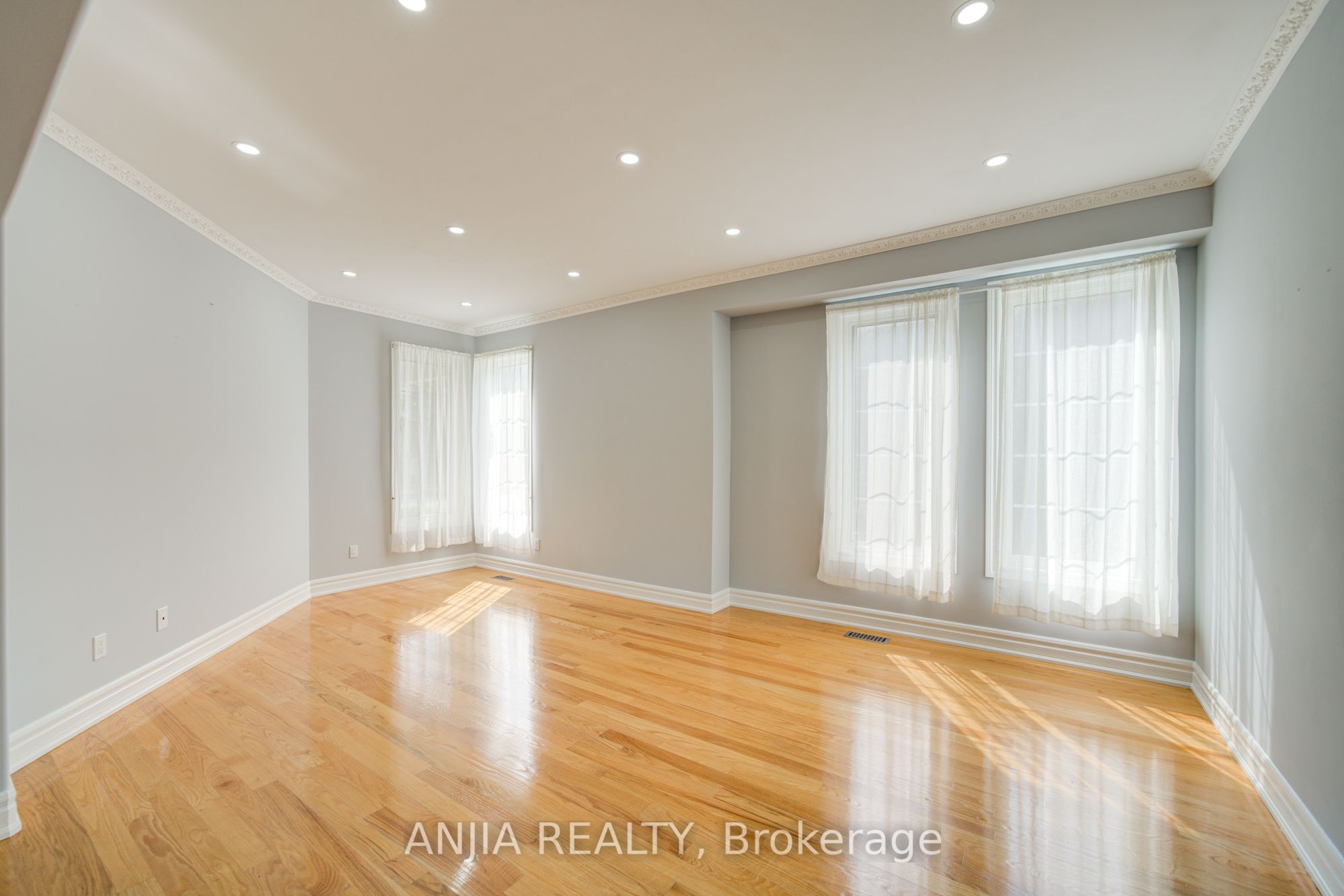 10 Thistledown Crescent