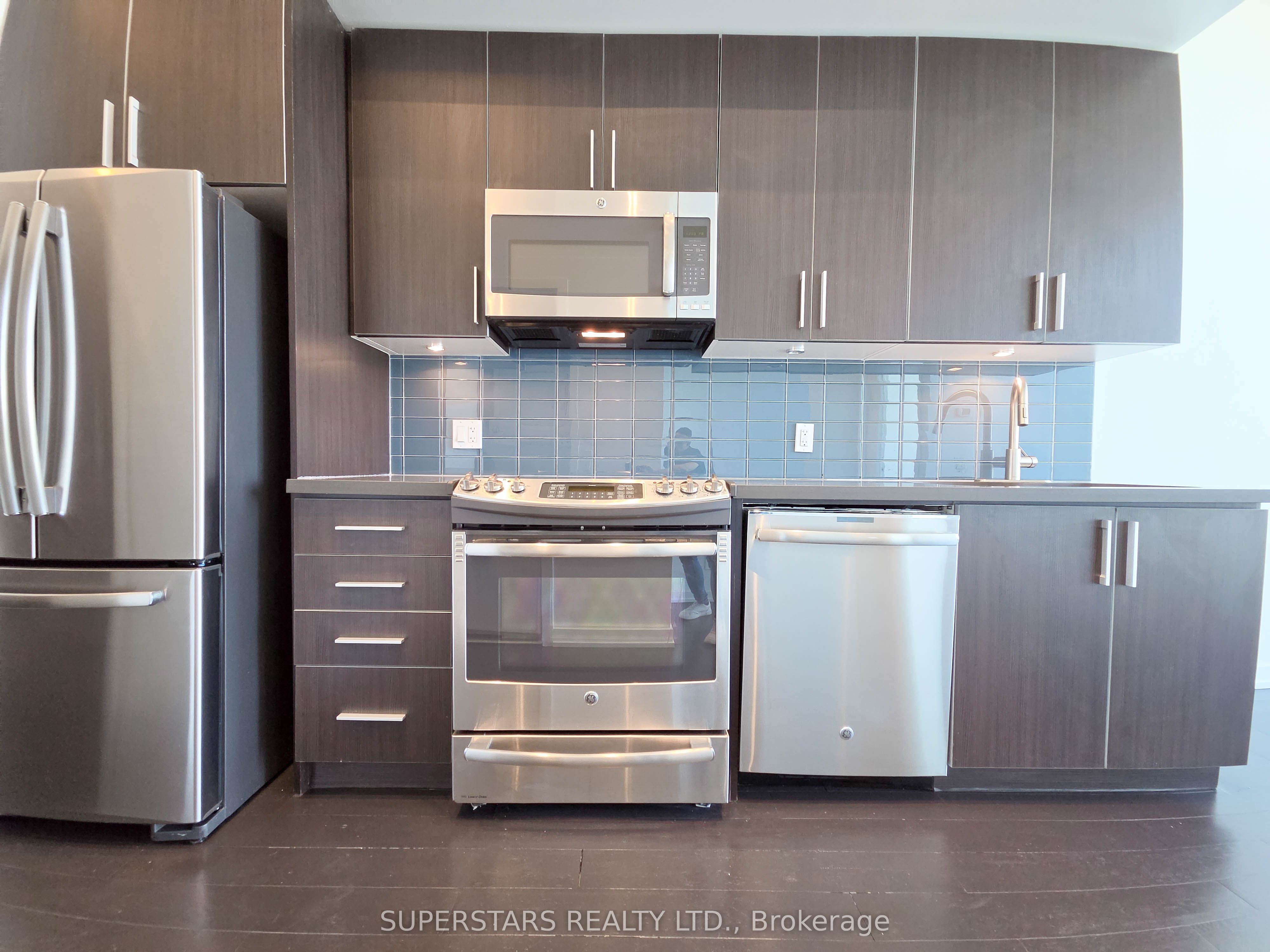 2200 Lake Shore Boulevard W Ph06
