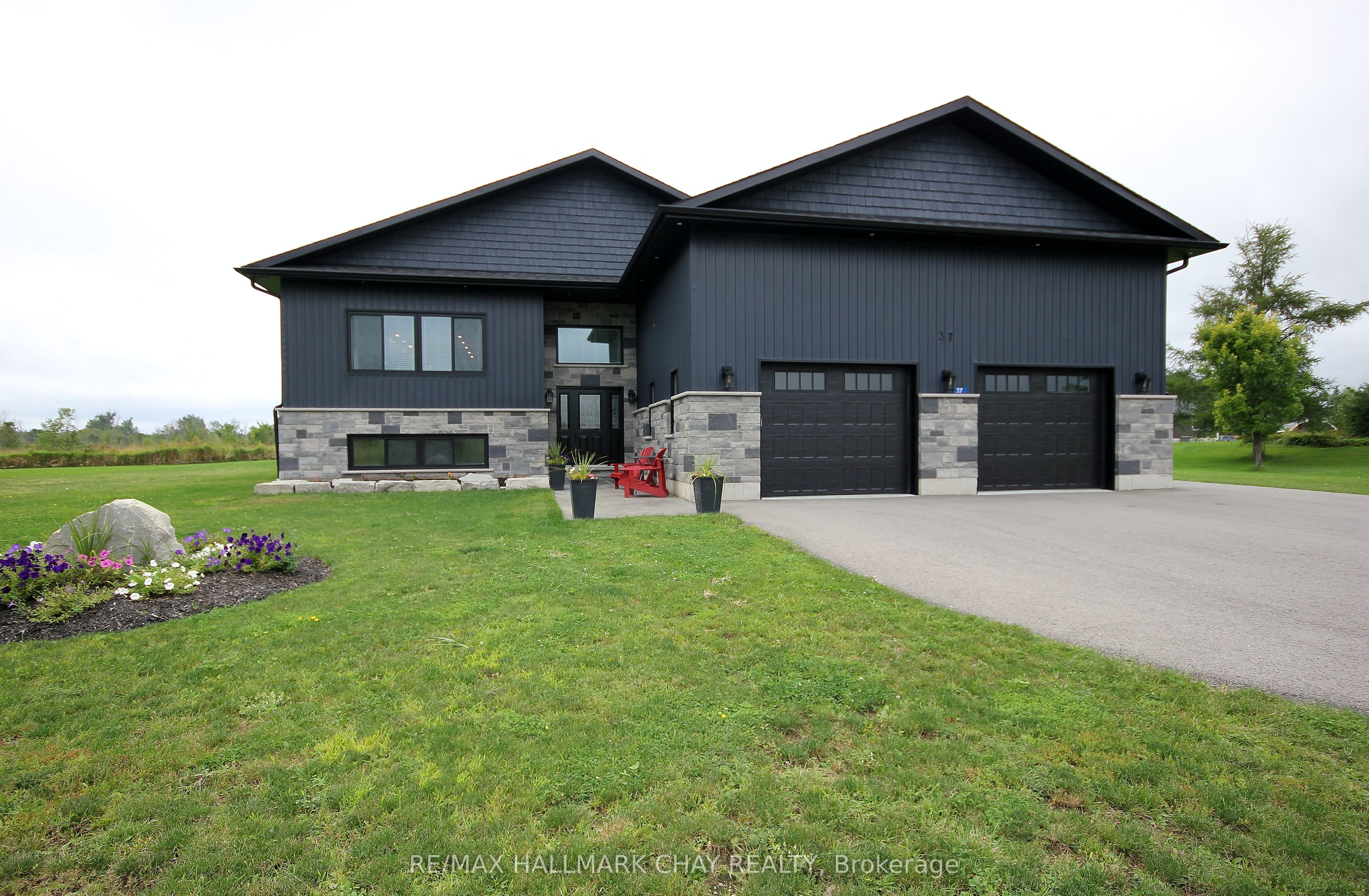 37 HILLSIDE Drive