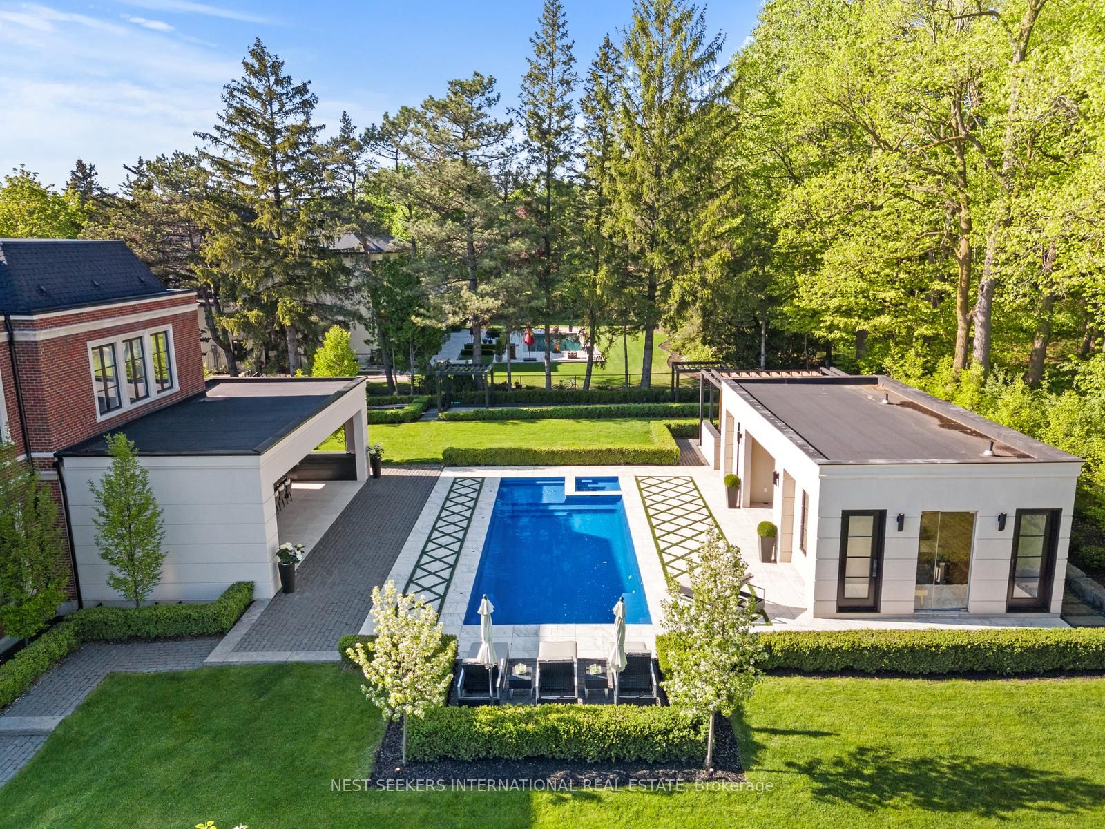 6 Forestave Crescent