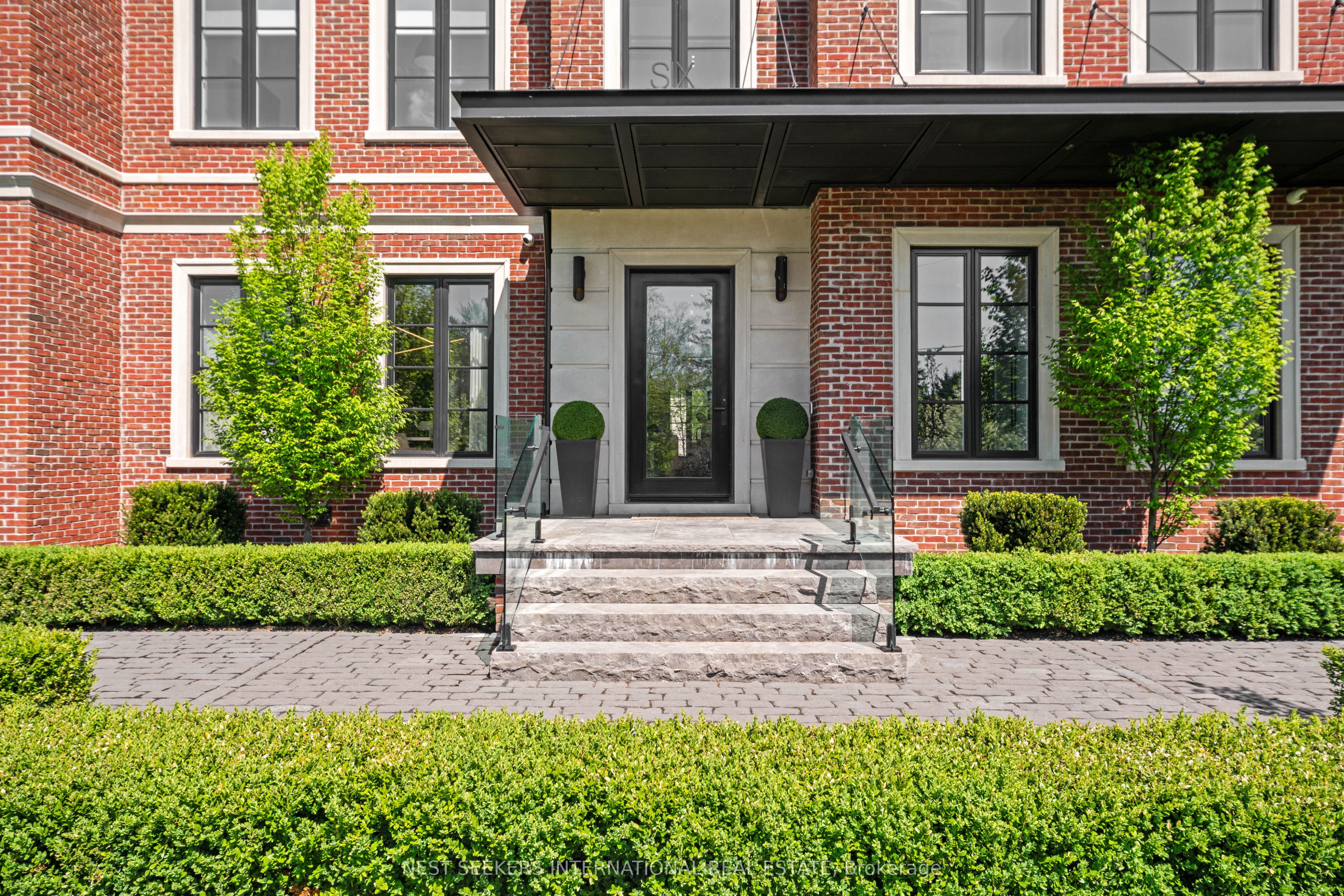 6 Forestave Crescent