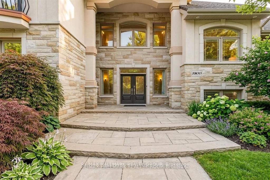 5800 Queenscourt Crescent