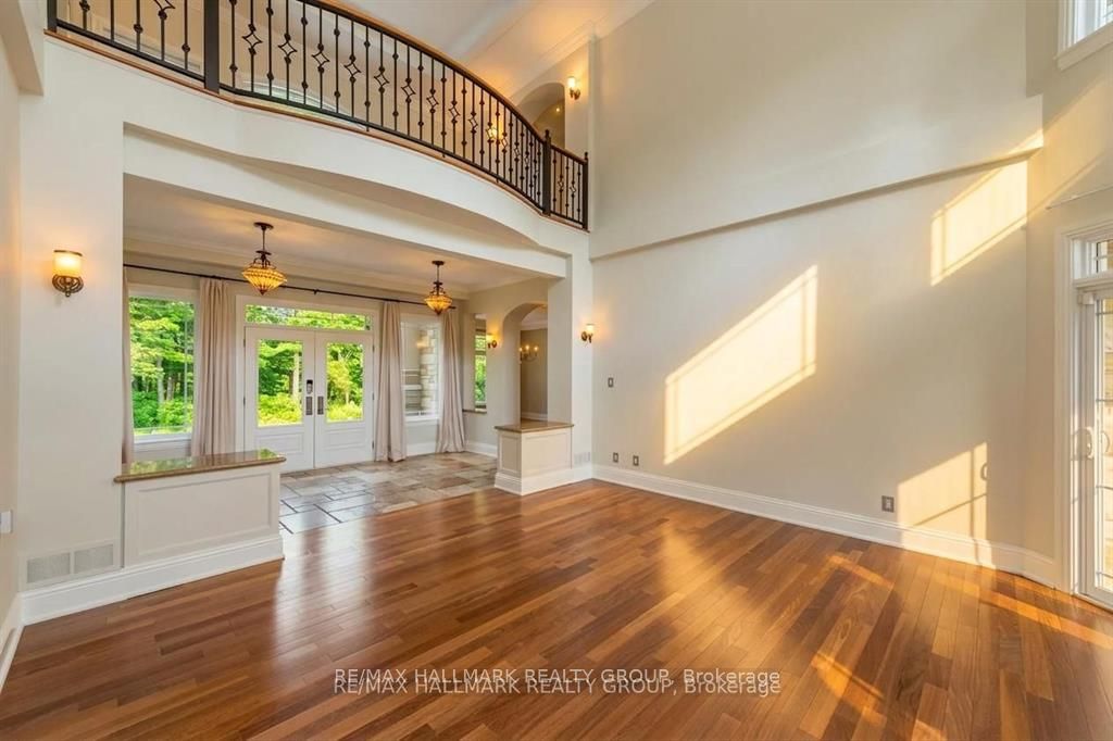 5800 Queenscourt Crescent