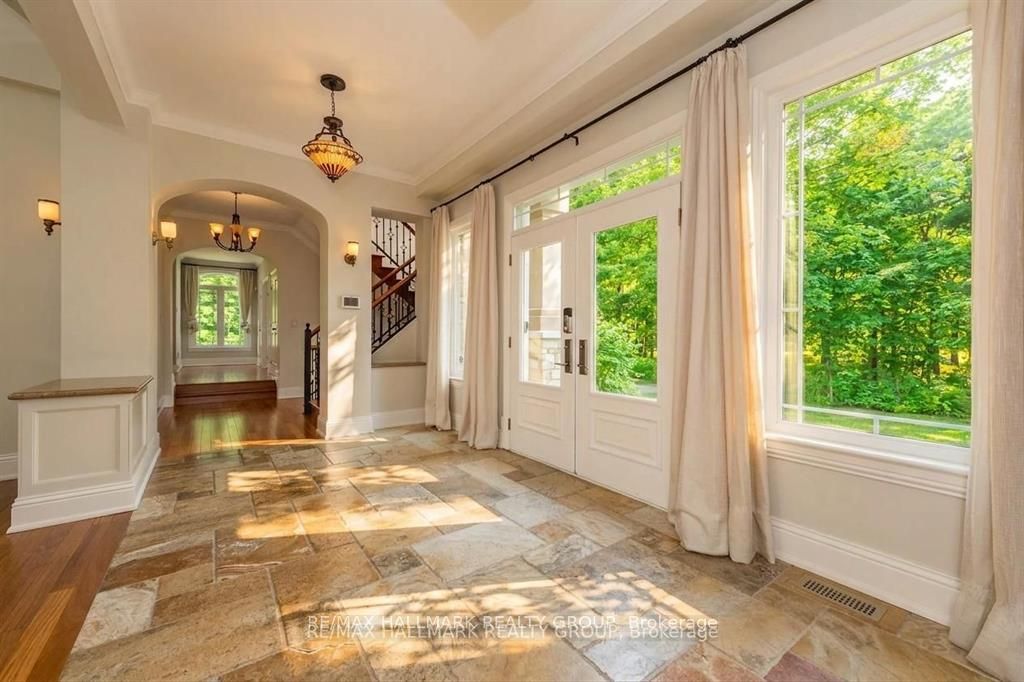 5800 Queenscourt Crescent