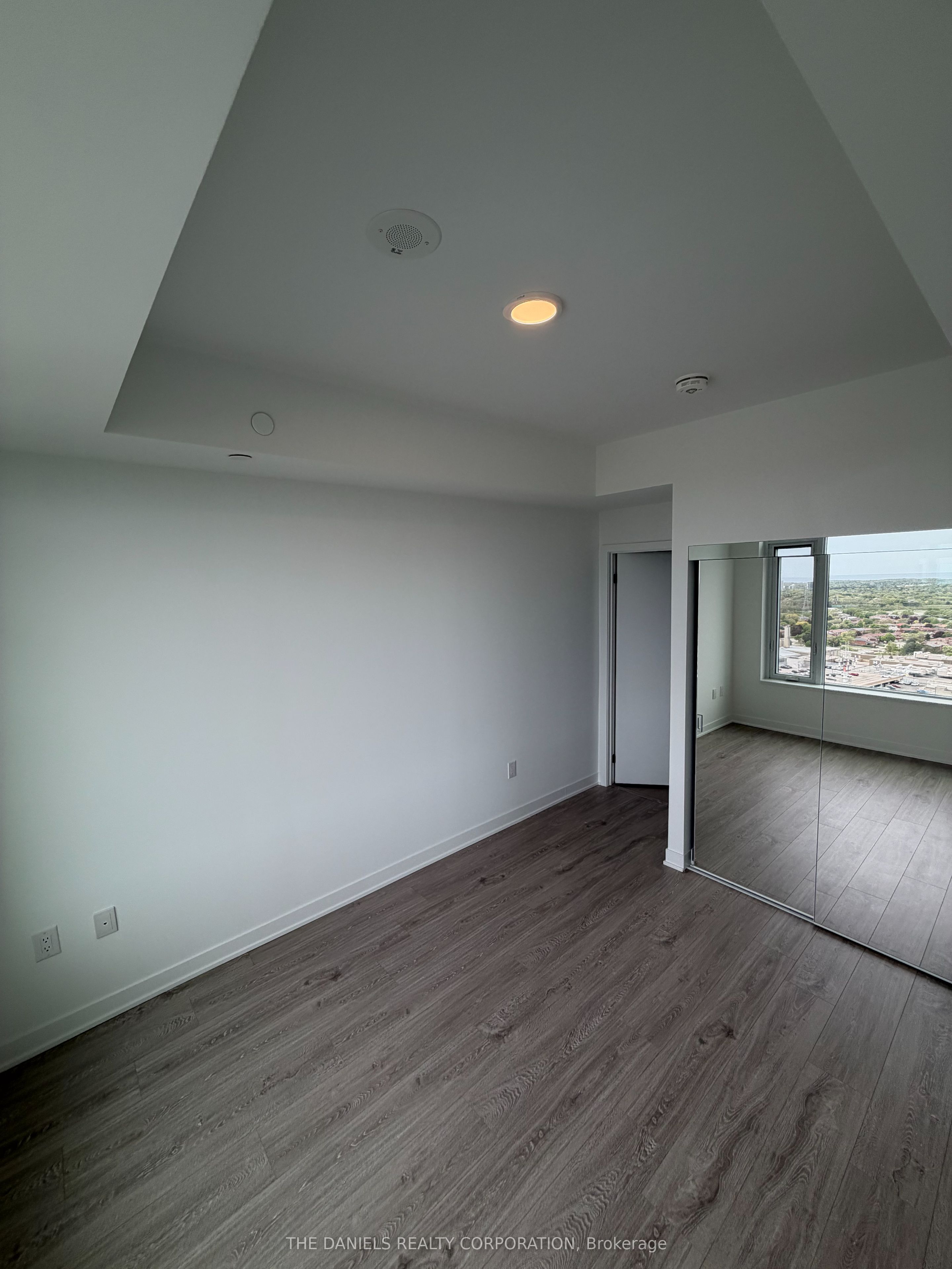 2495 Eglinton Avenue W 1011