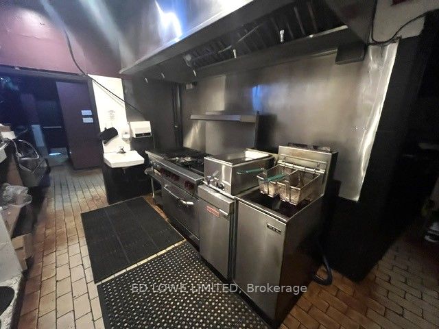 428 Dunlop Street W