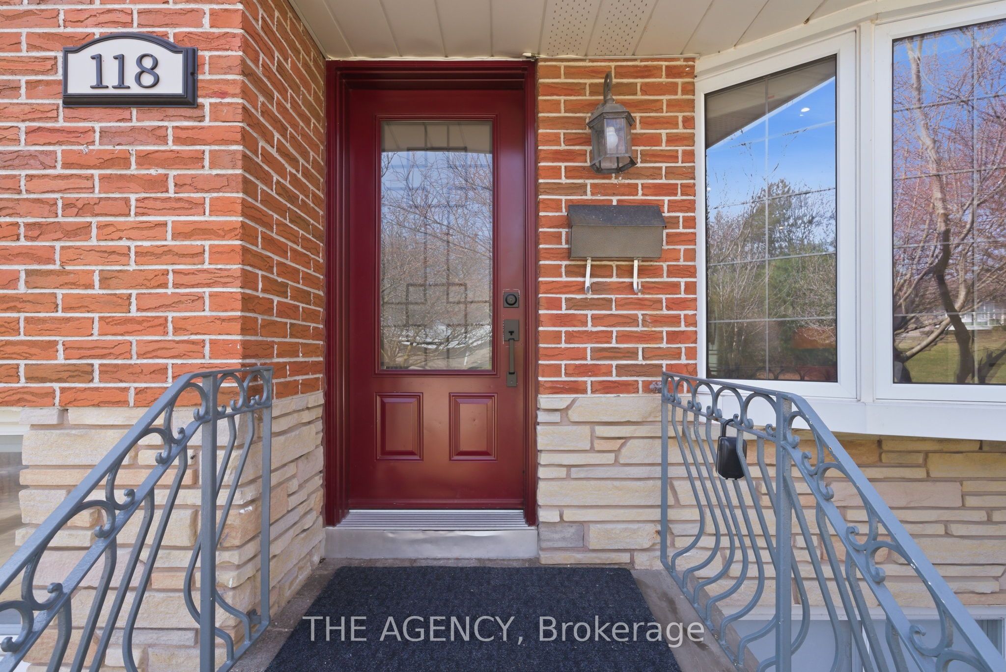 118 Applewood Crescent