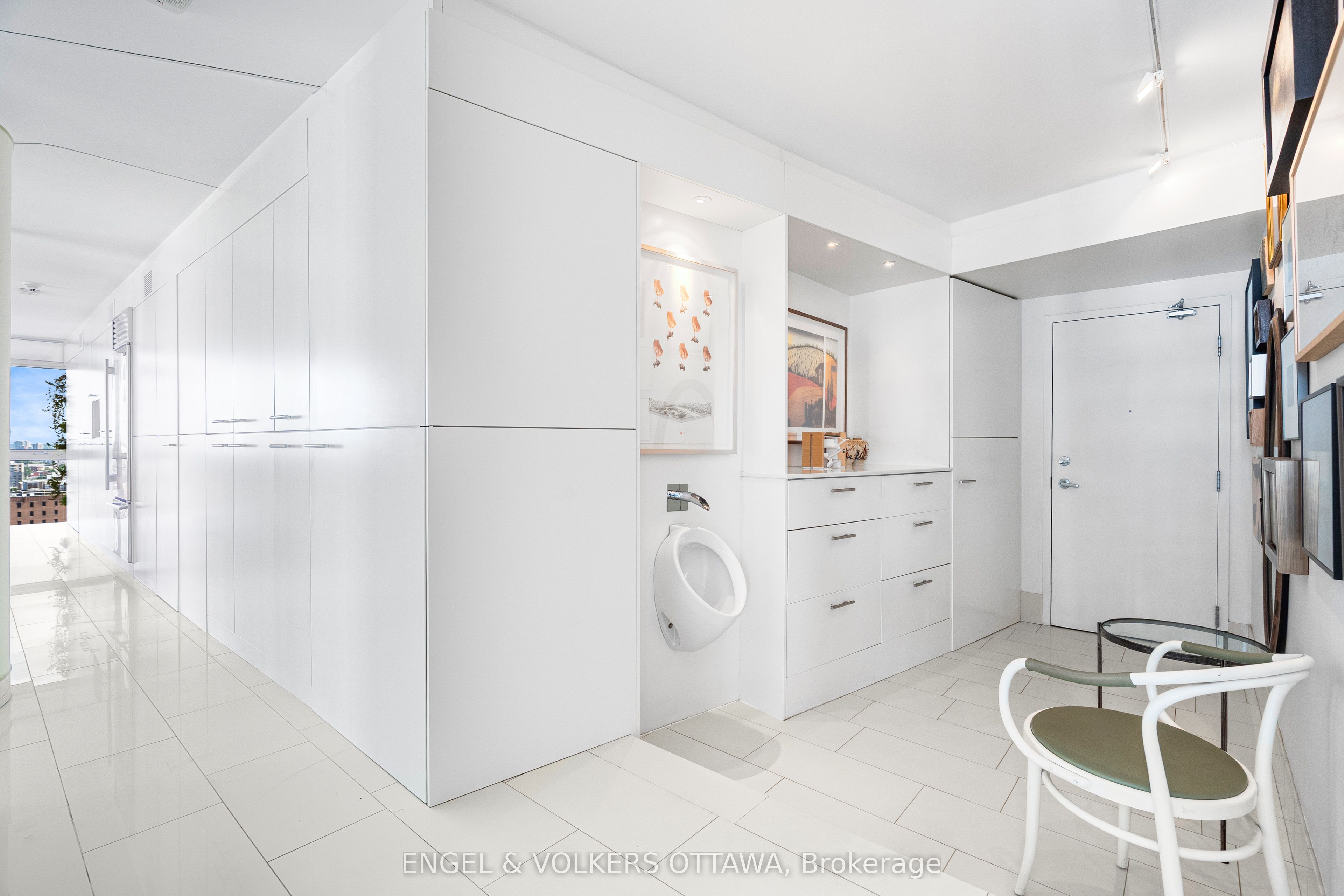 324 Laurier Avenue W 1710