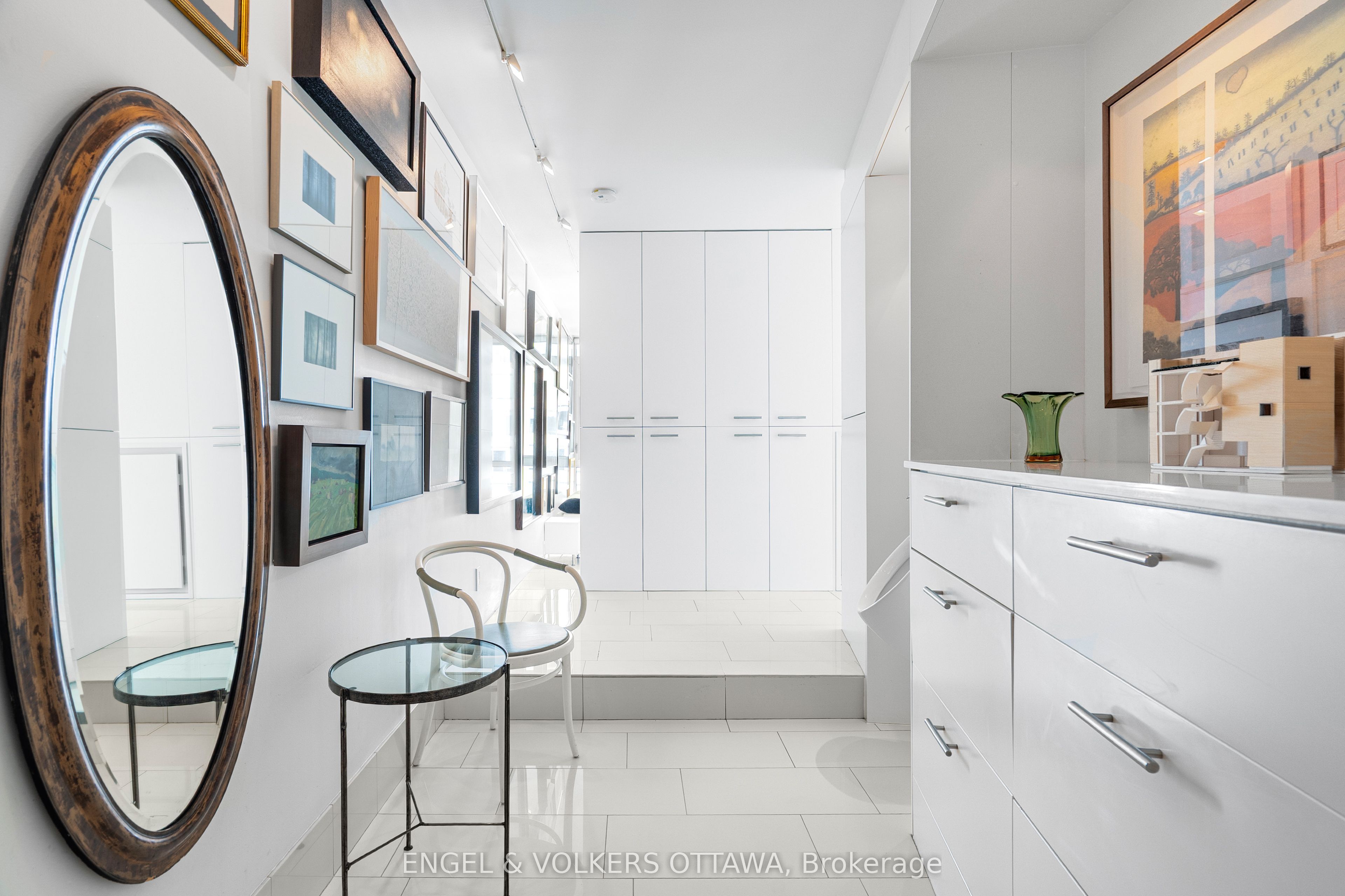 324 Laurier Avenue W 1710