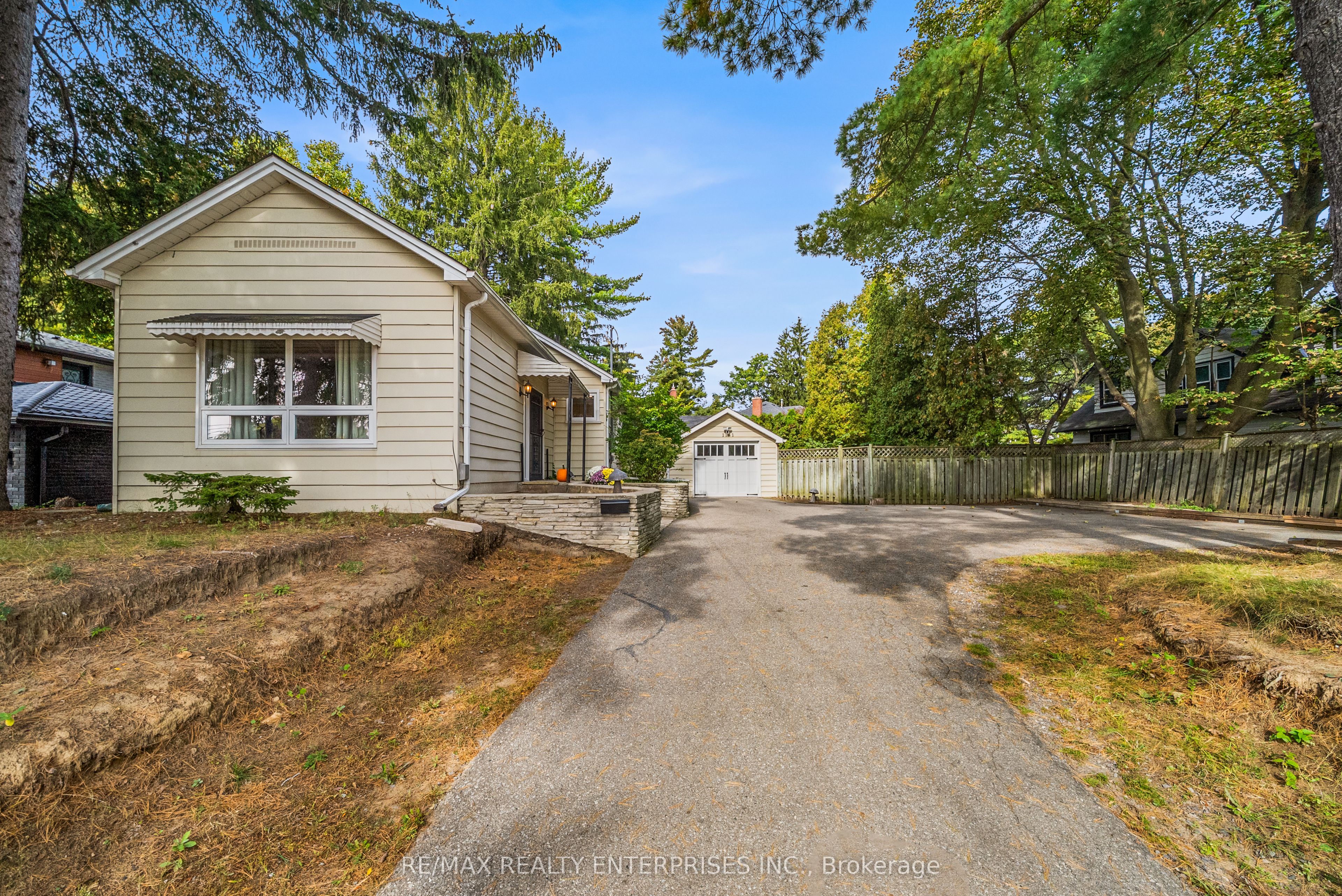 1141 Lakeshore Road W