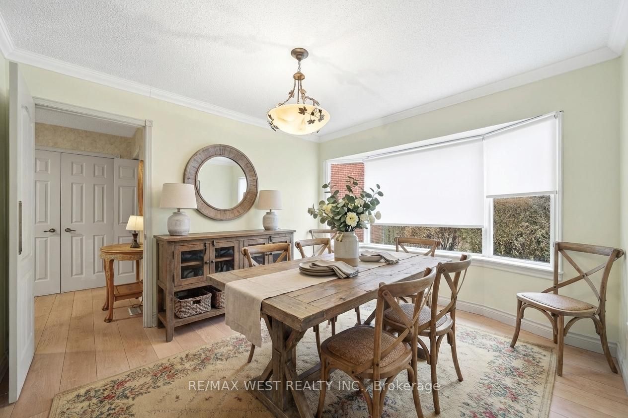 690 Robertson Crescent