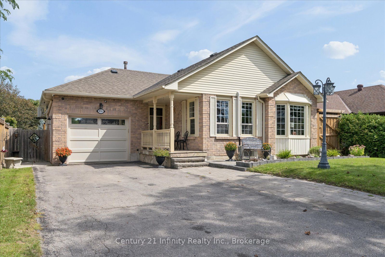 814 Lochness Crescent
