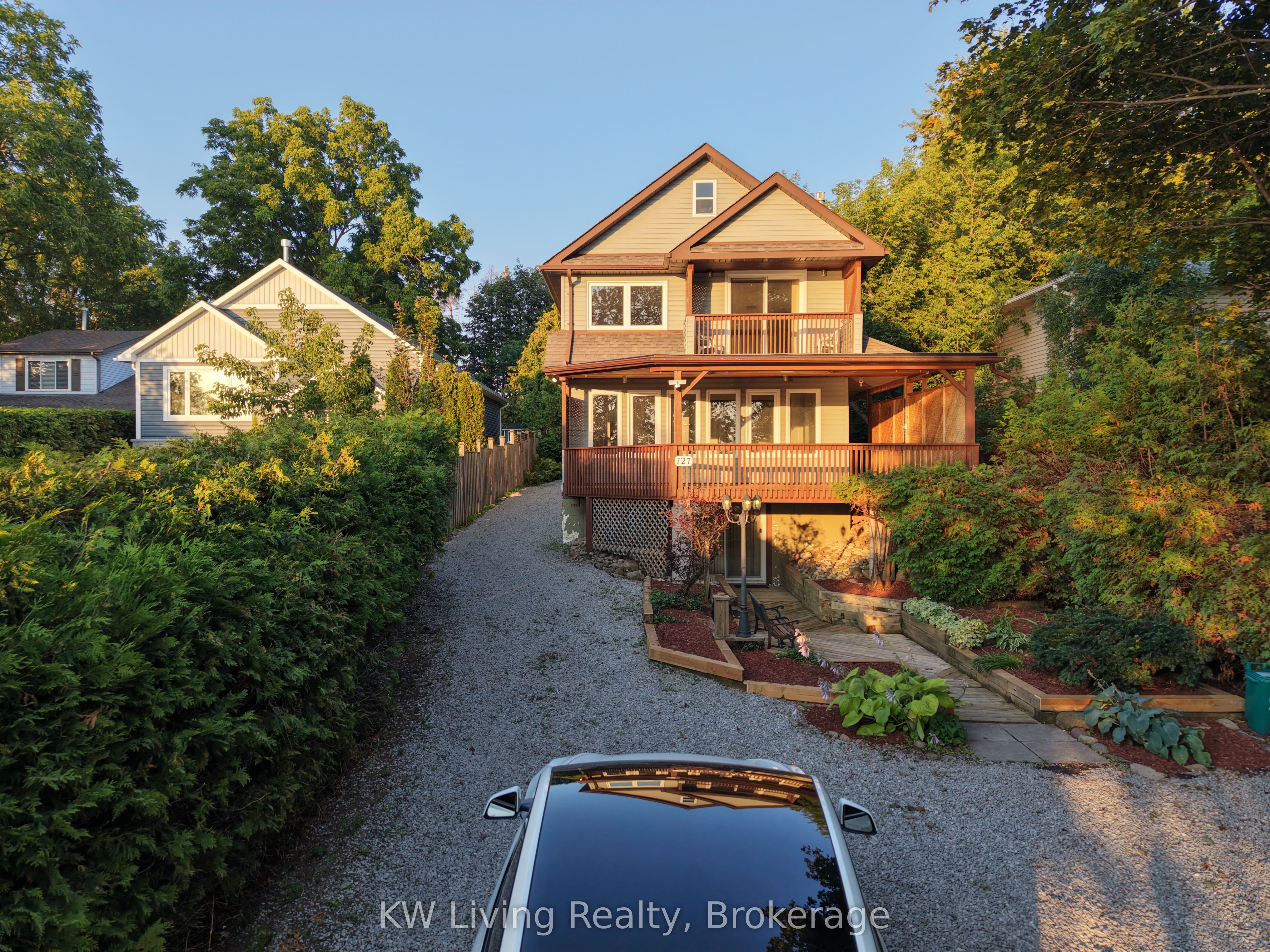 127 Lake Drive N