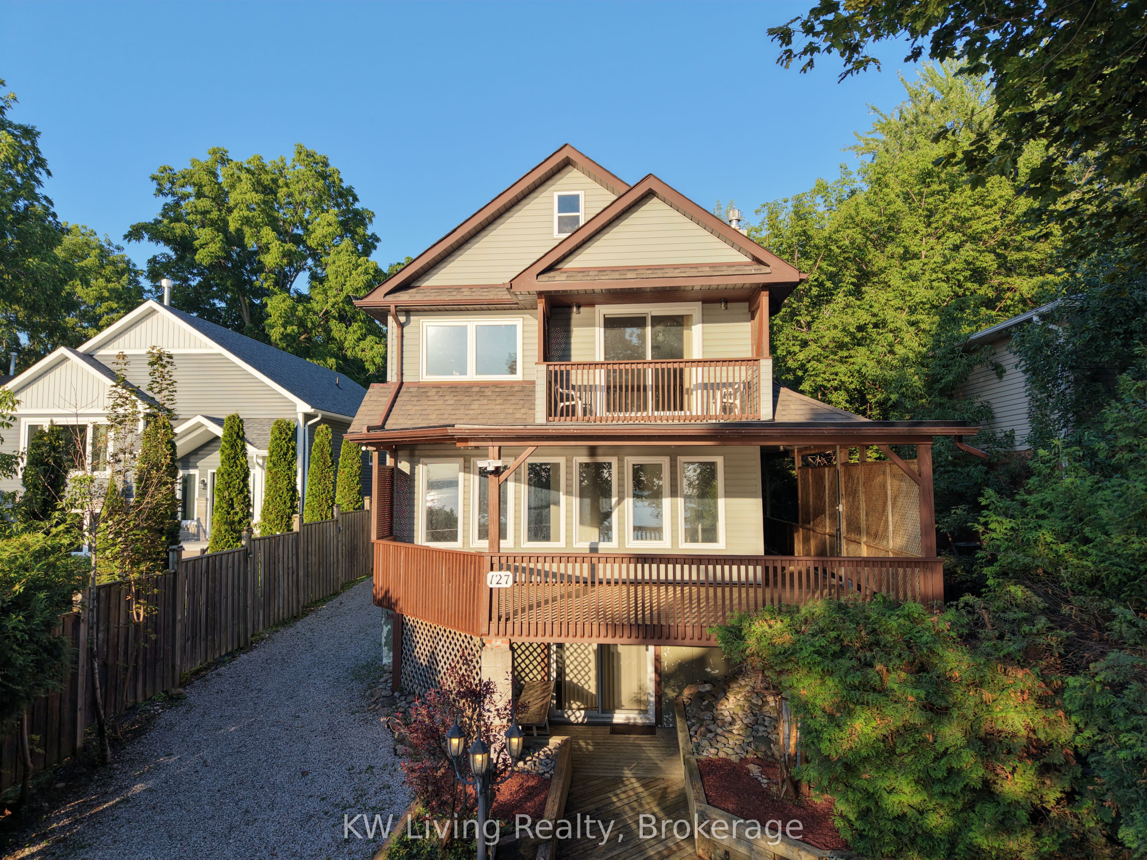 127 Lake Drive N
