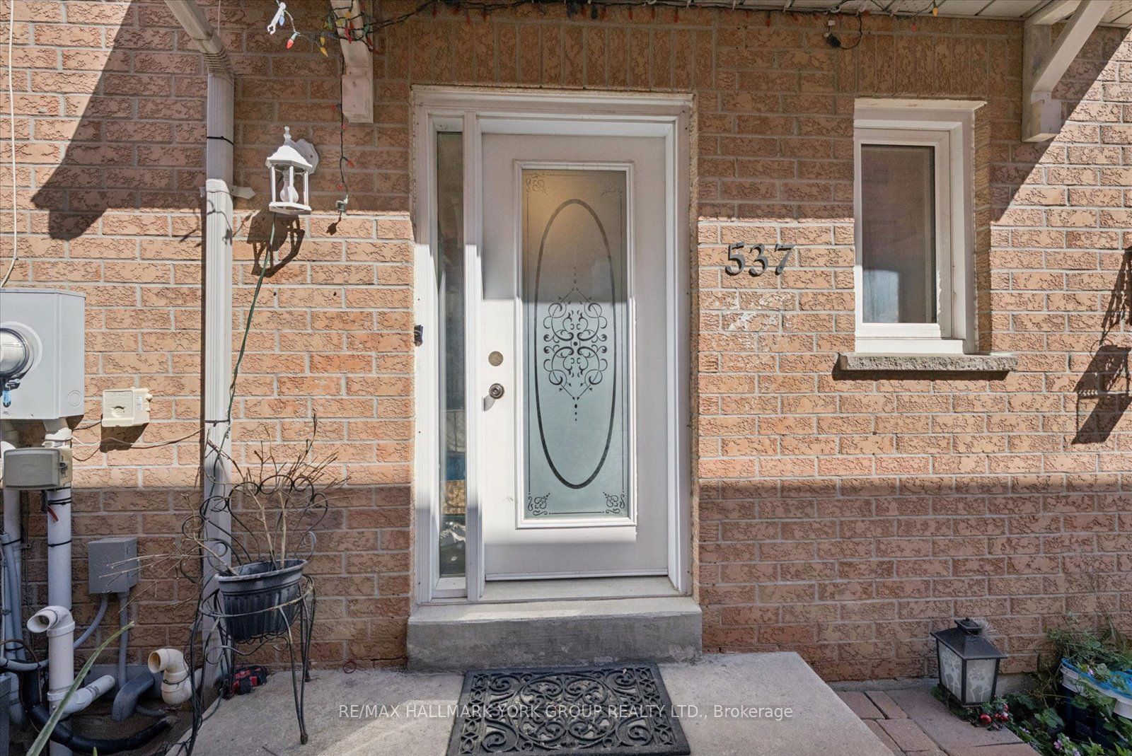 537 Walpole Crescent