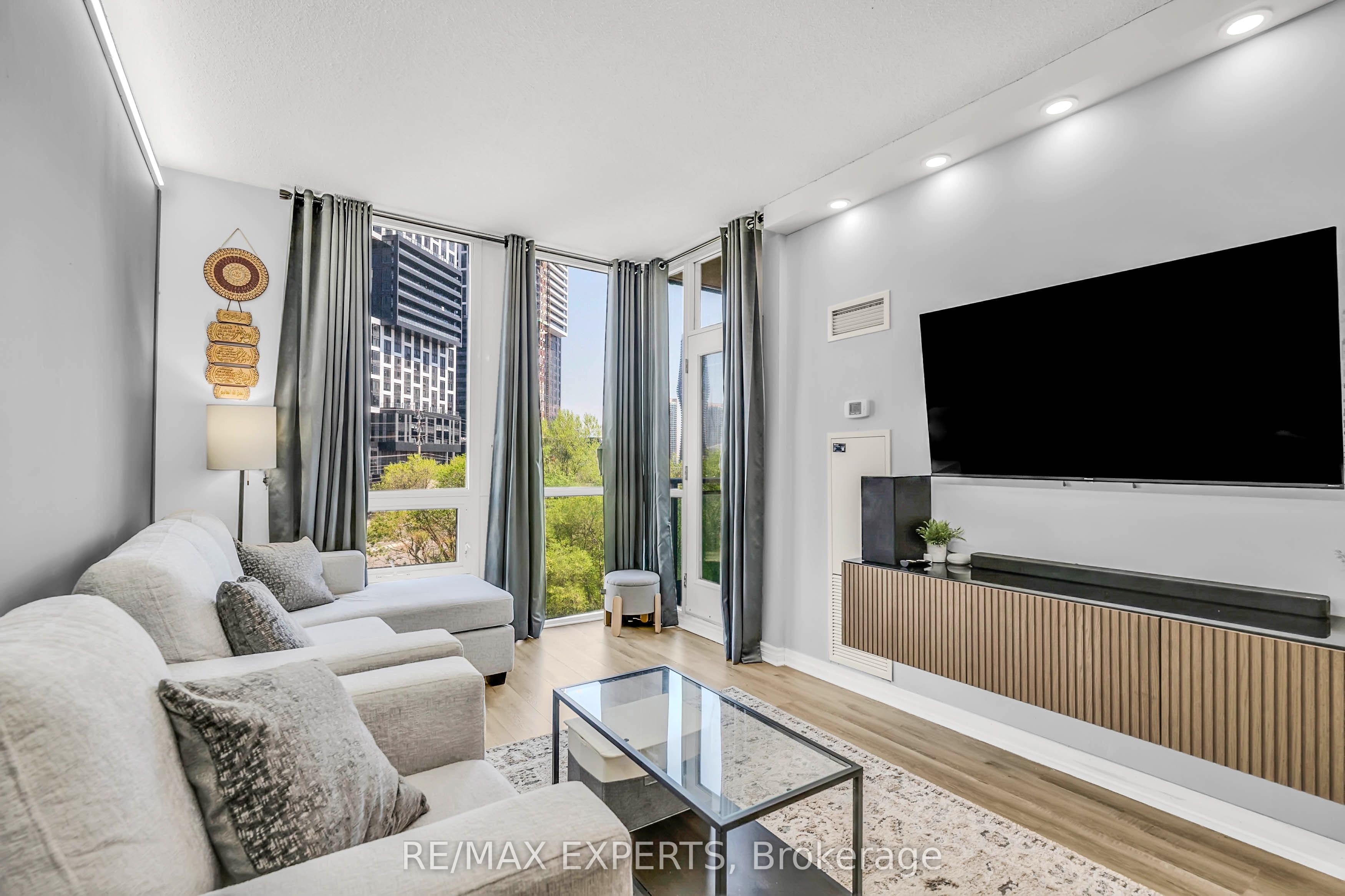 220 Burnhamthorpe Road 401