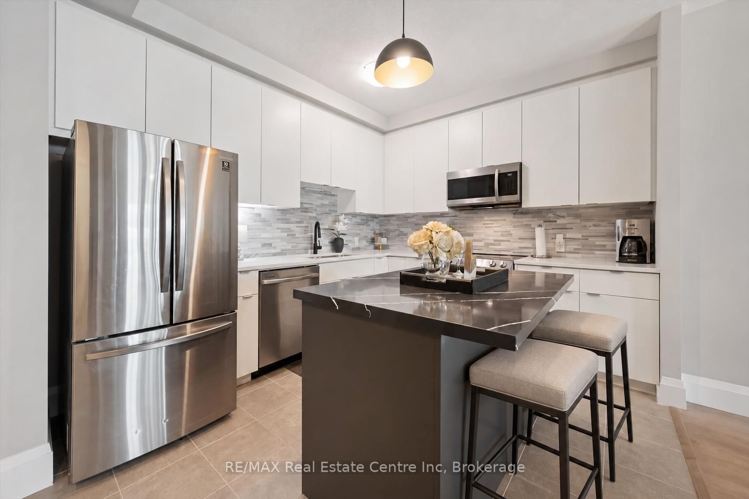 73 ARTHUR Street S 807