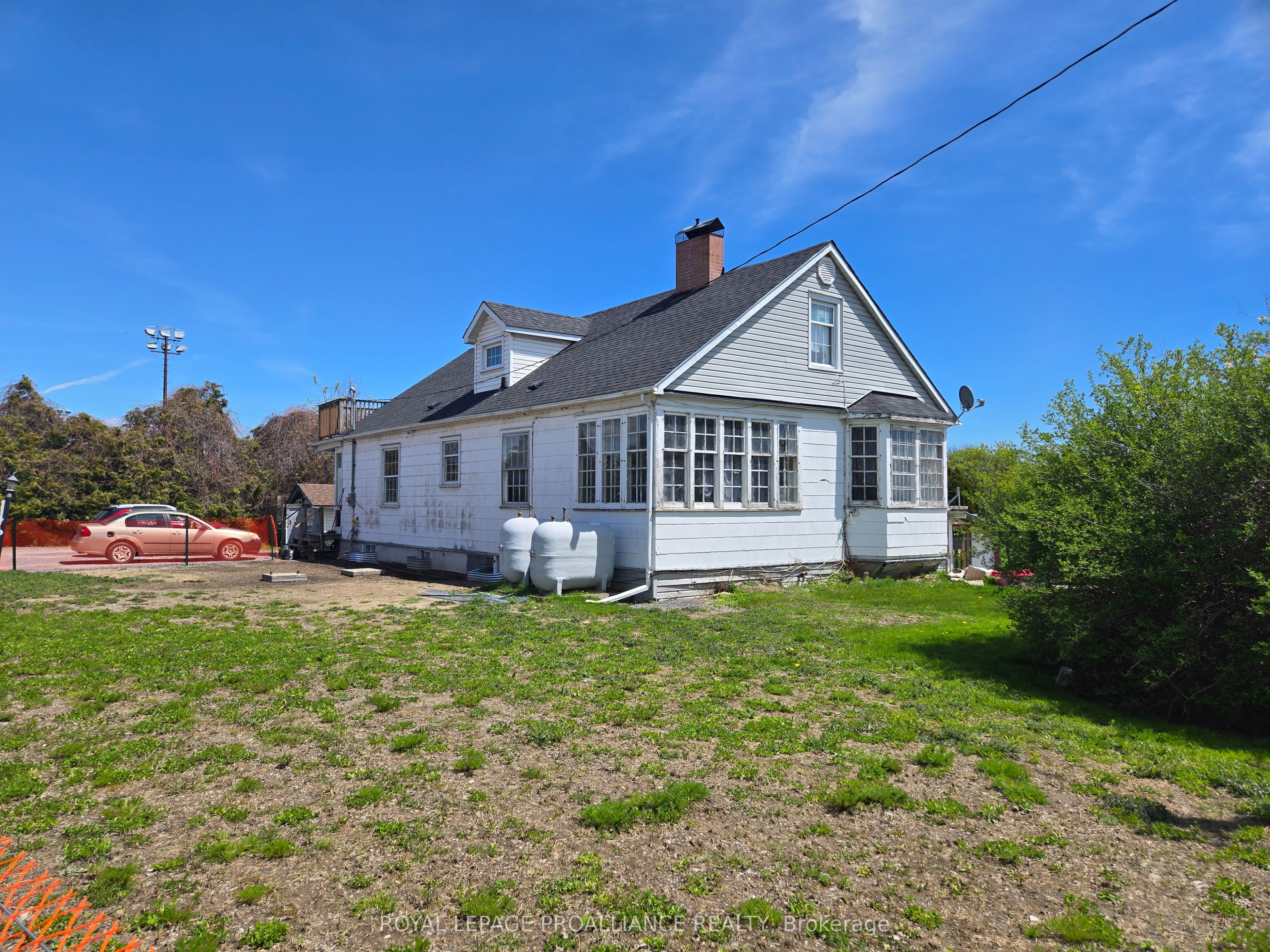 323 Dundas Street E