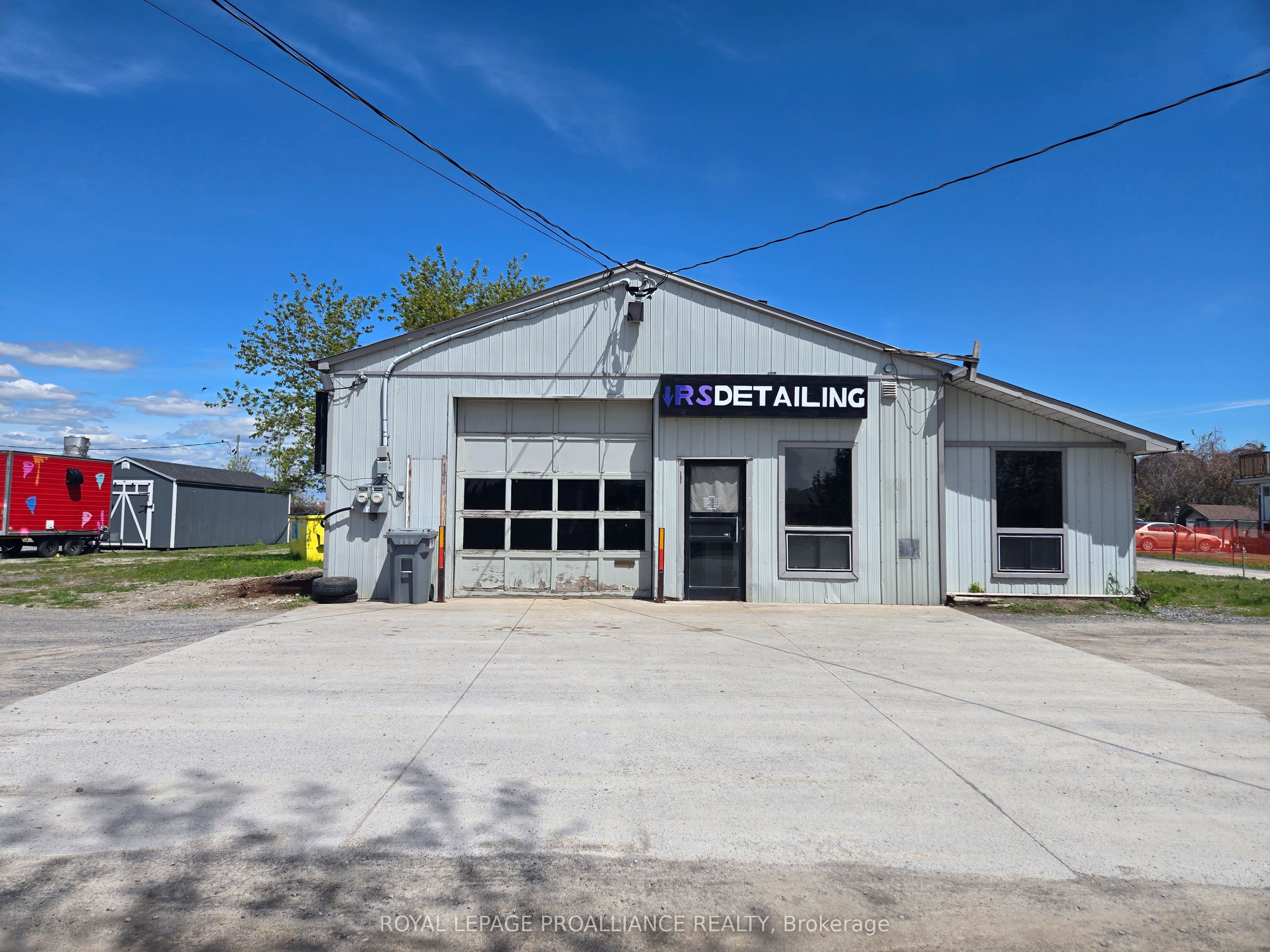 323 Dundas Street E