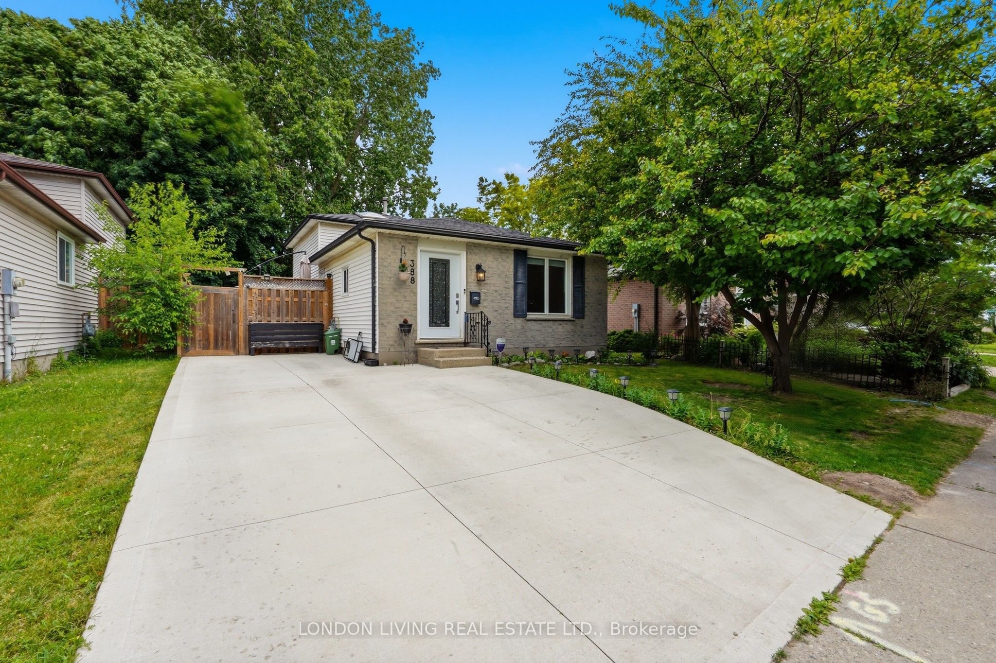 388 Deveron Crescent