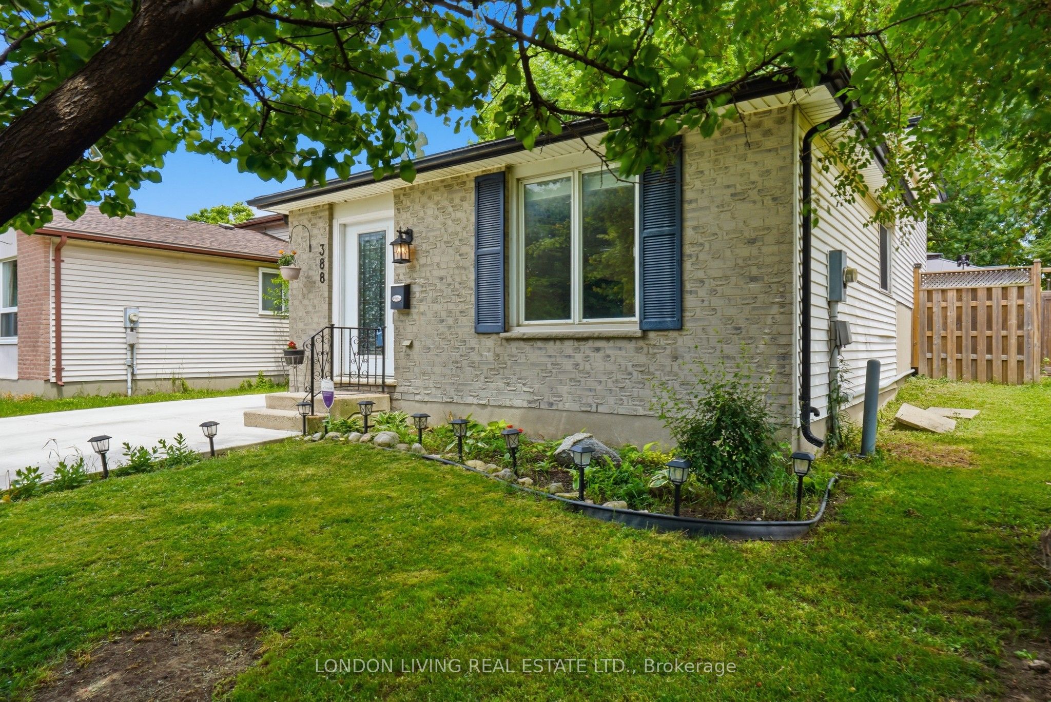 388 Deveron Crescent