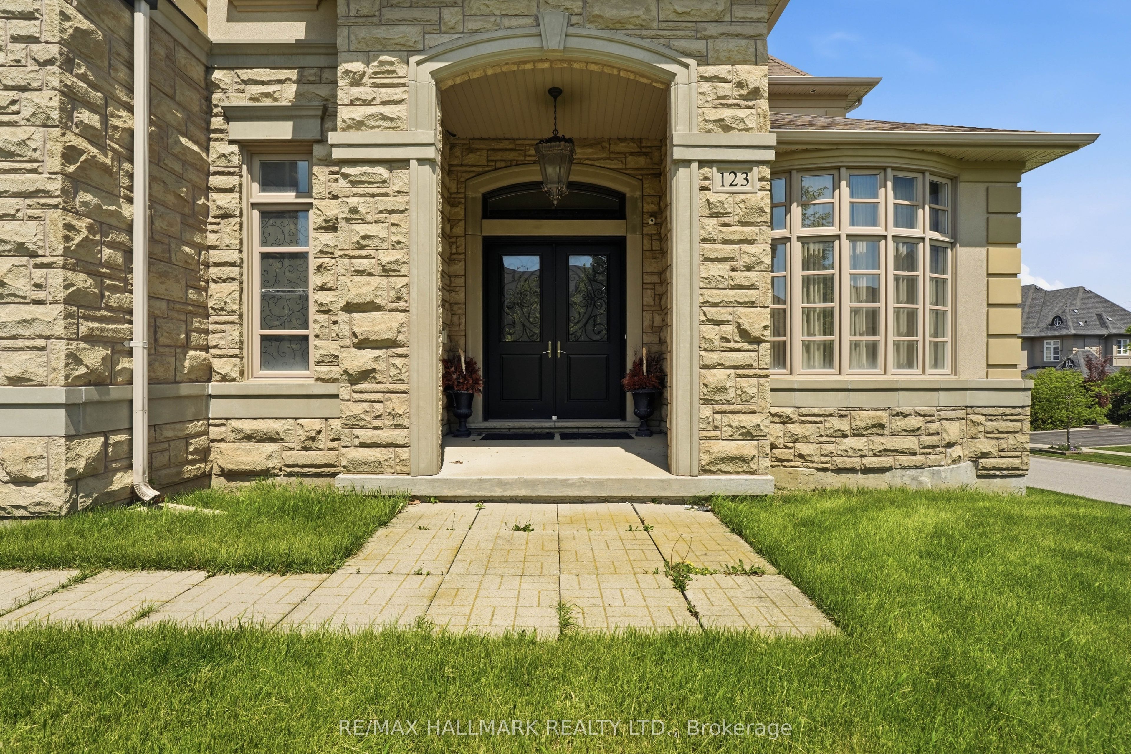 123 Carisbrooke Circle