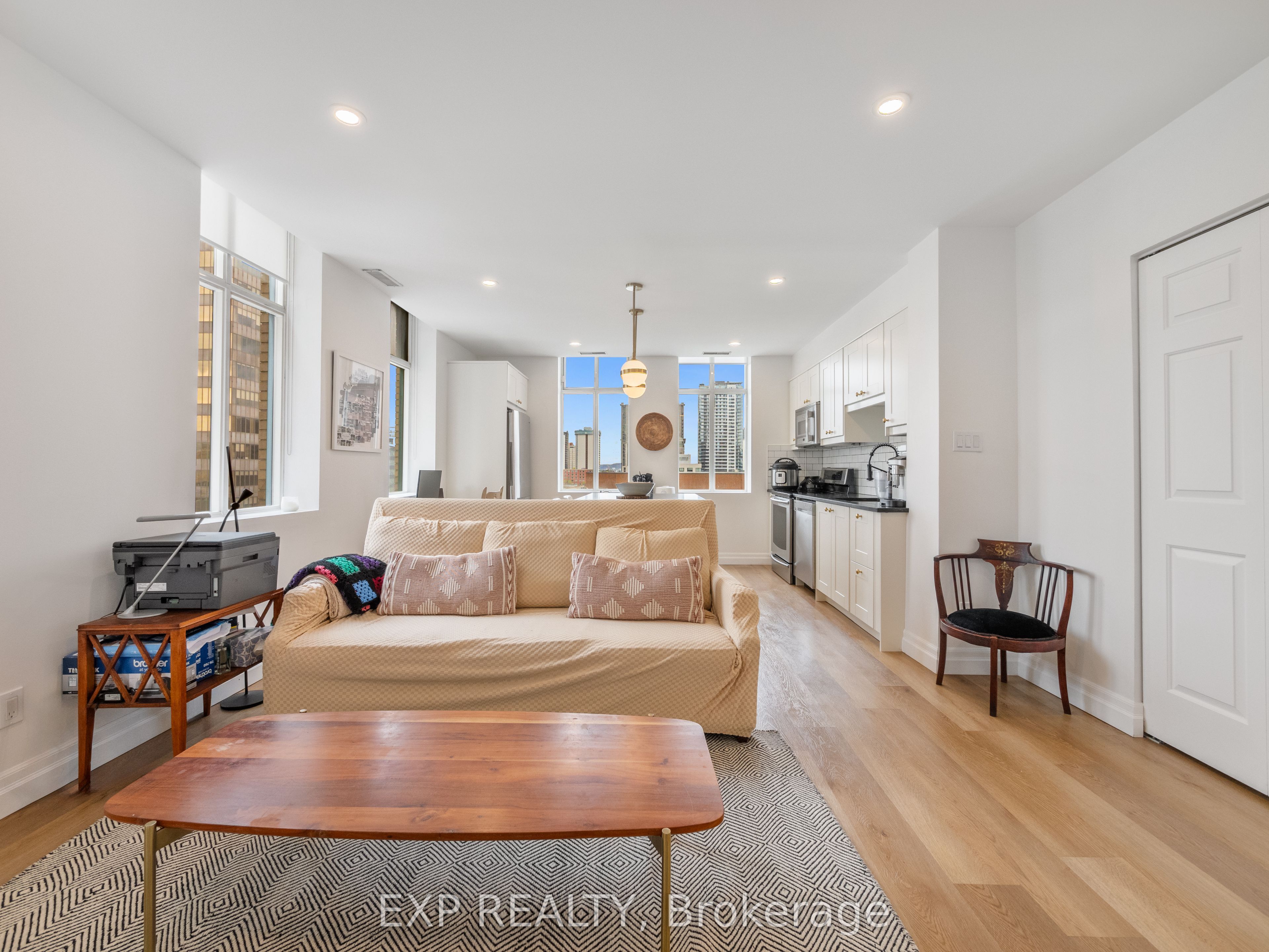 36 James Street S 805