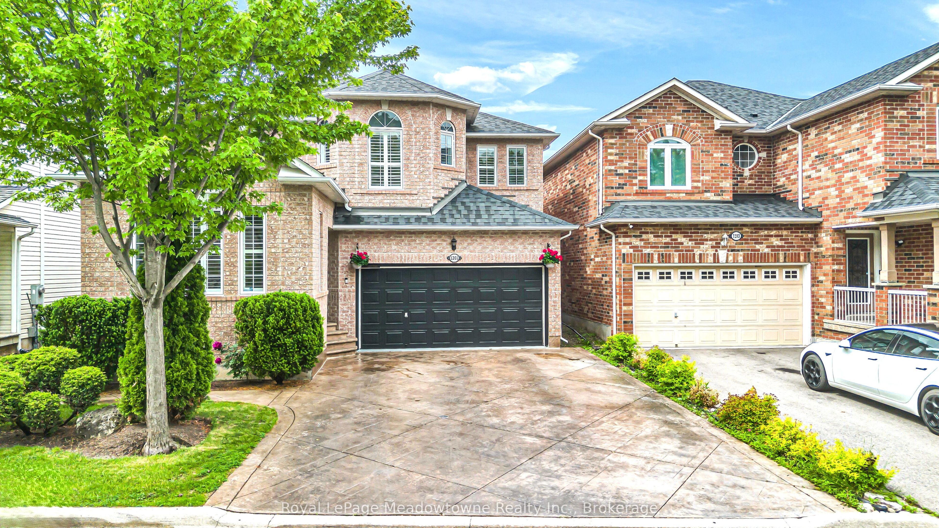 1201 Fox Crescent