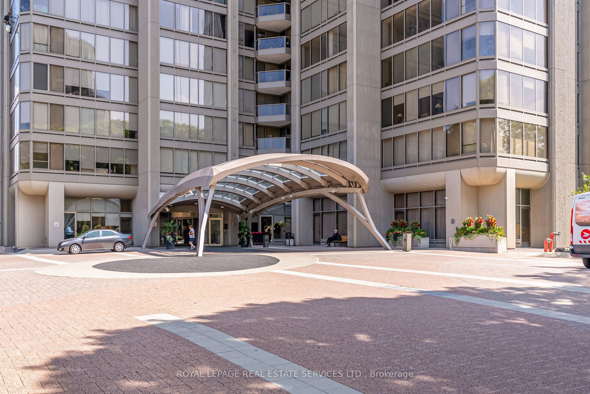 2045 Lake Shore Boulevard W 1610