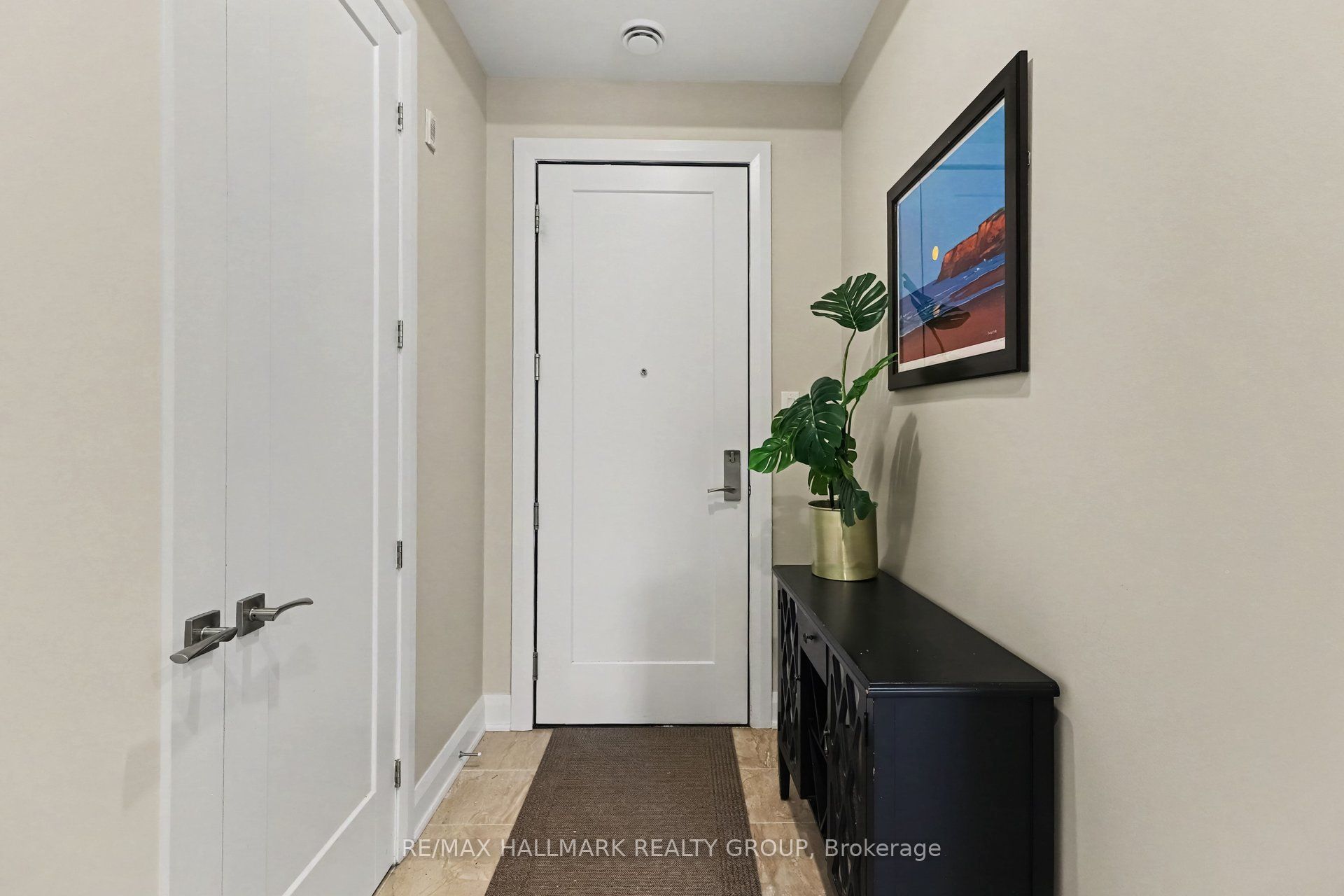110 Cortile Private 202