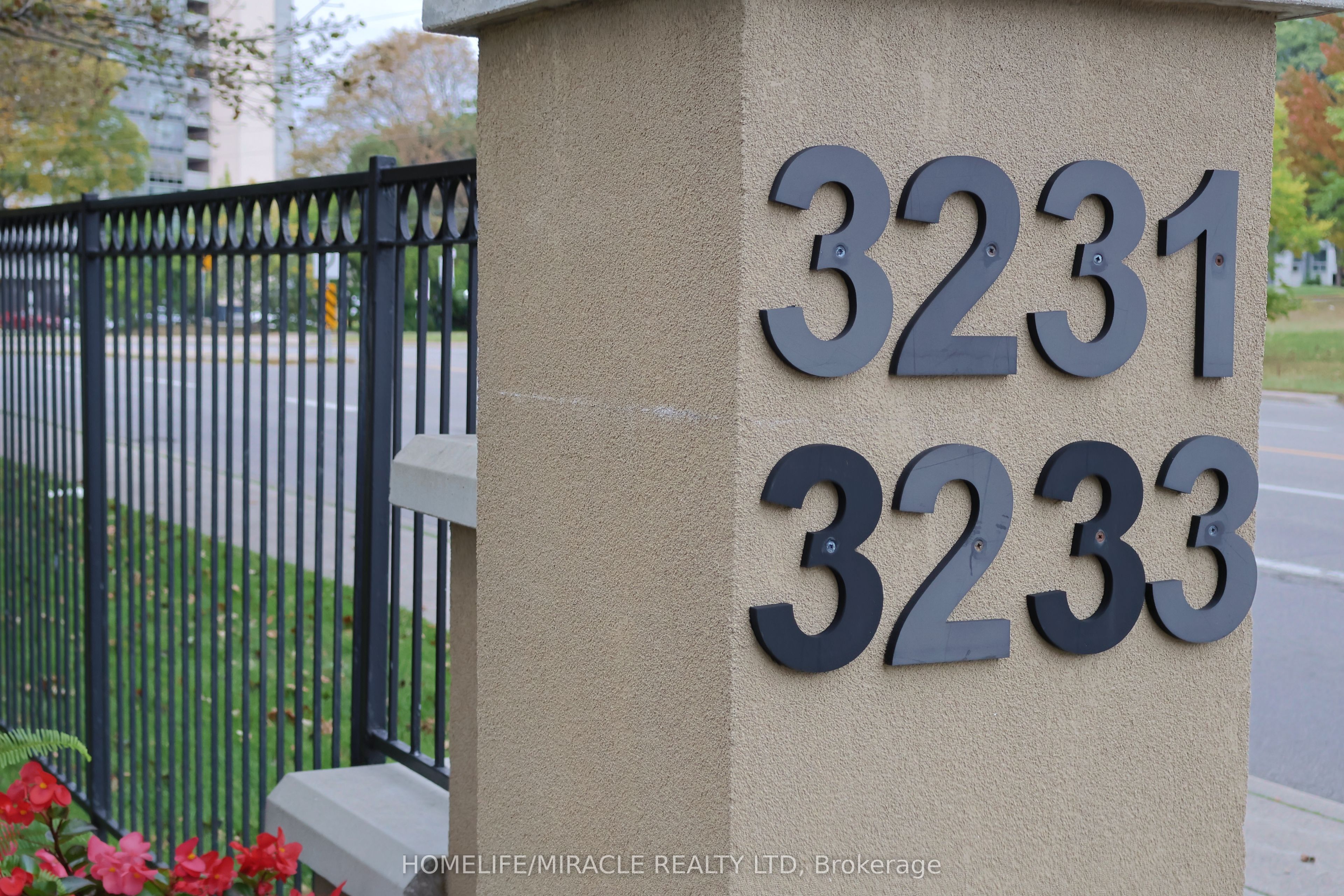 3233 Eglinton Avenue E 802