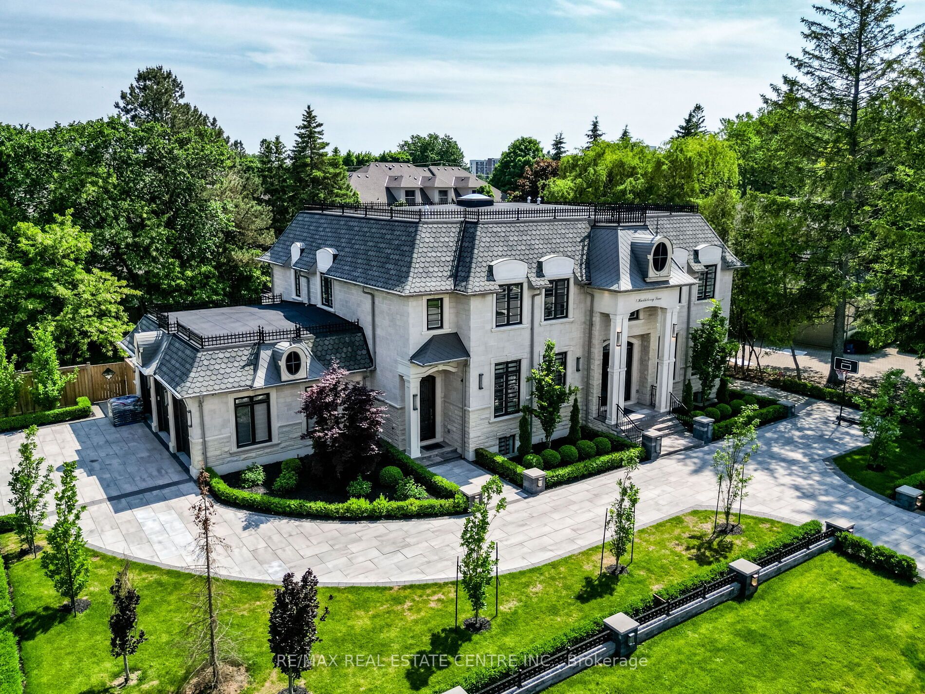 1 Huckleberry Lane S