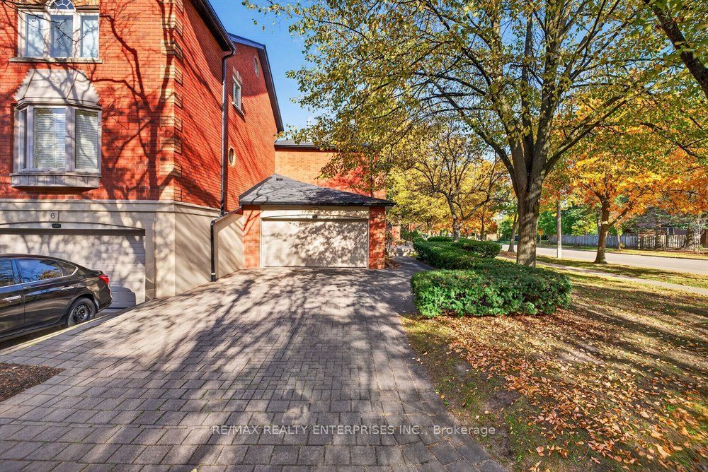 1100 Queen Street W 7