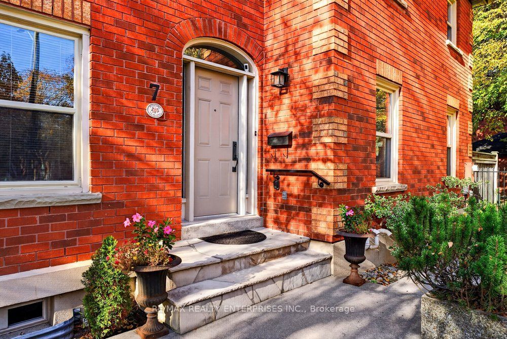 1100 Queen Street W 7