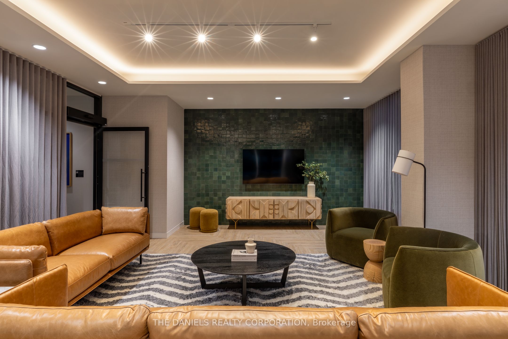 2495 Eglinton Avenue W 913