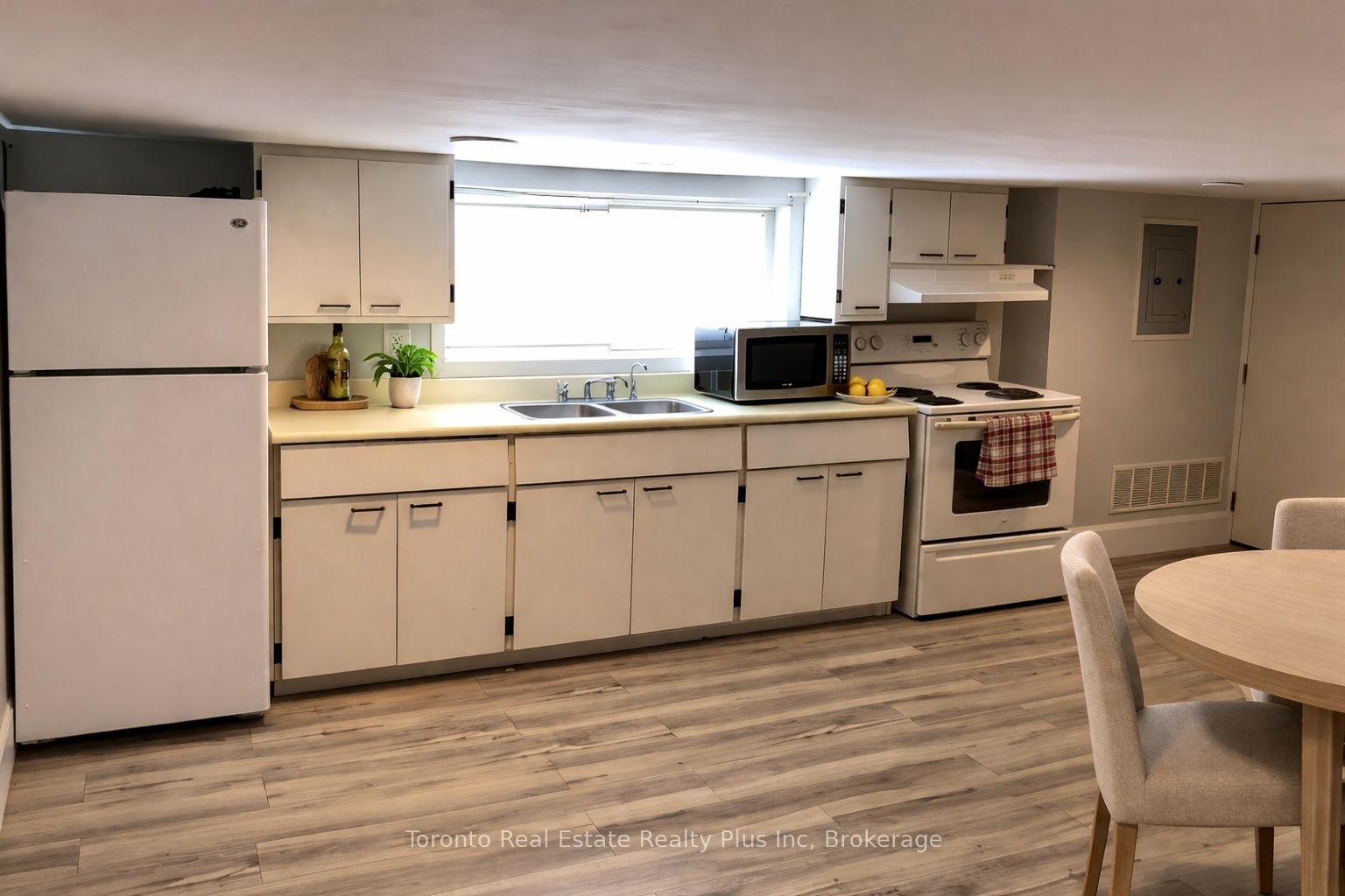 16 Huron Road 3