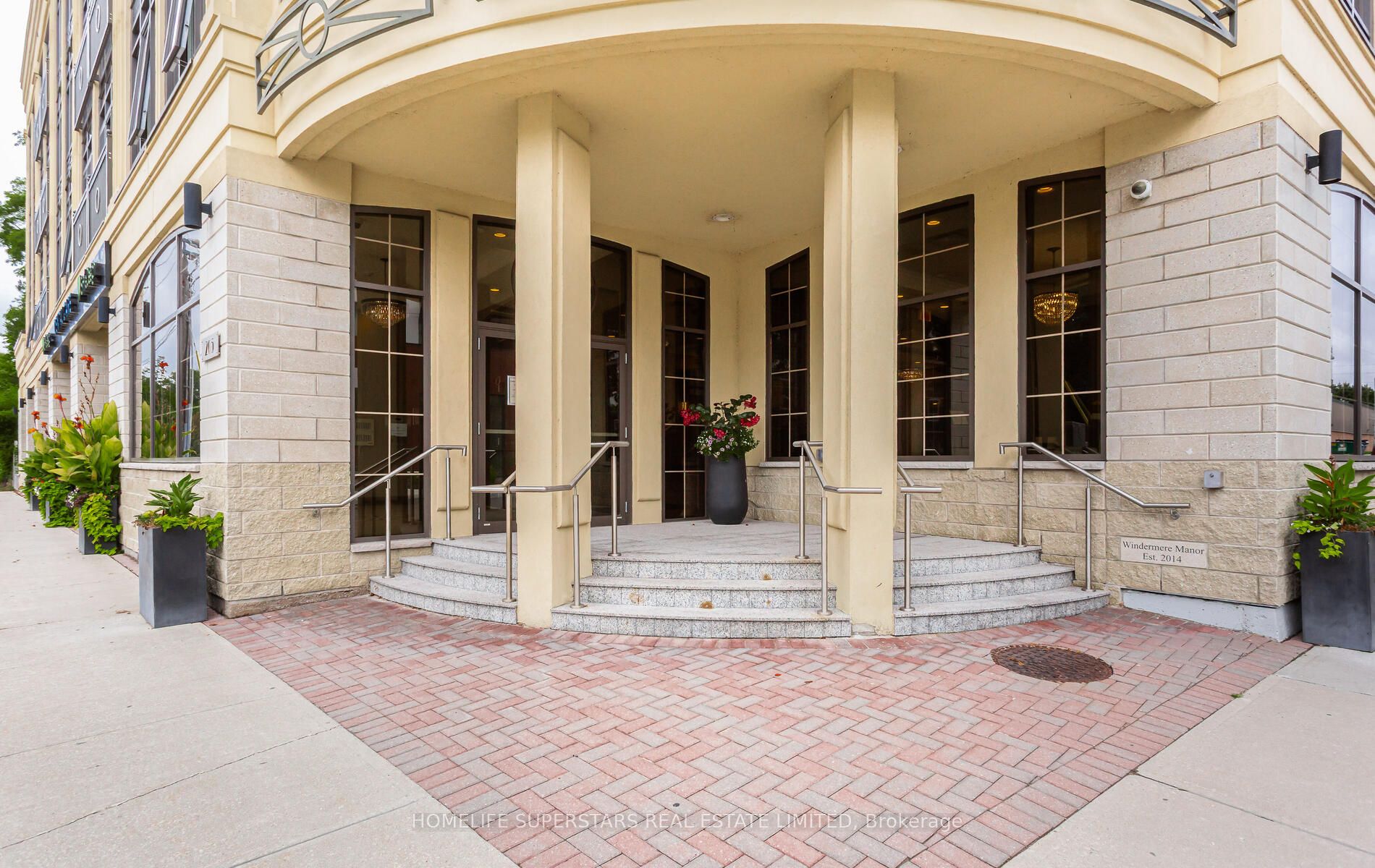 205 Lakeshore Road W 302