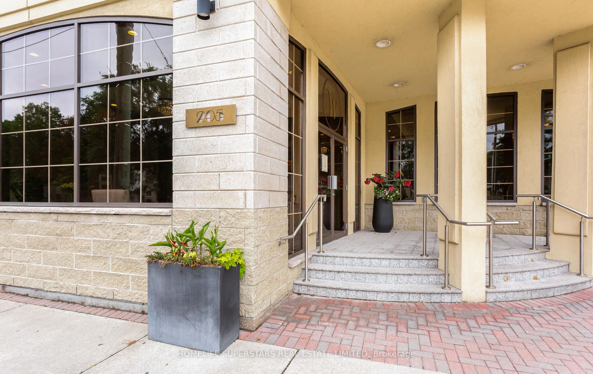 205 Lakeshore Road W 302