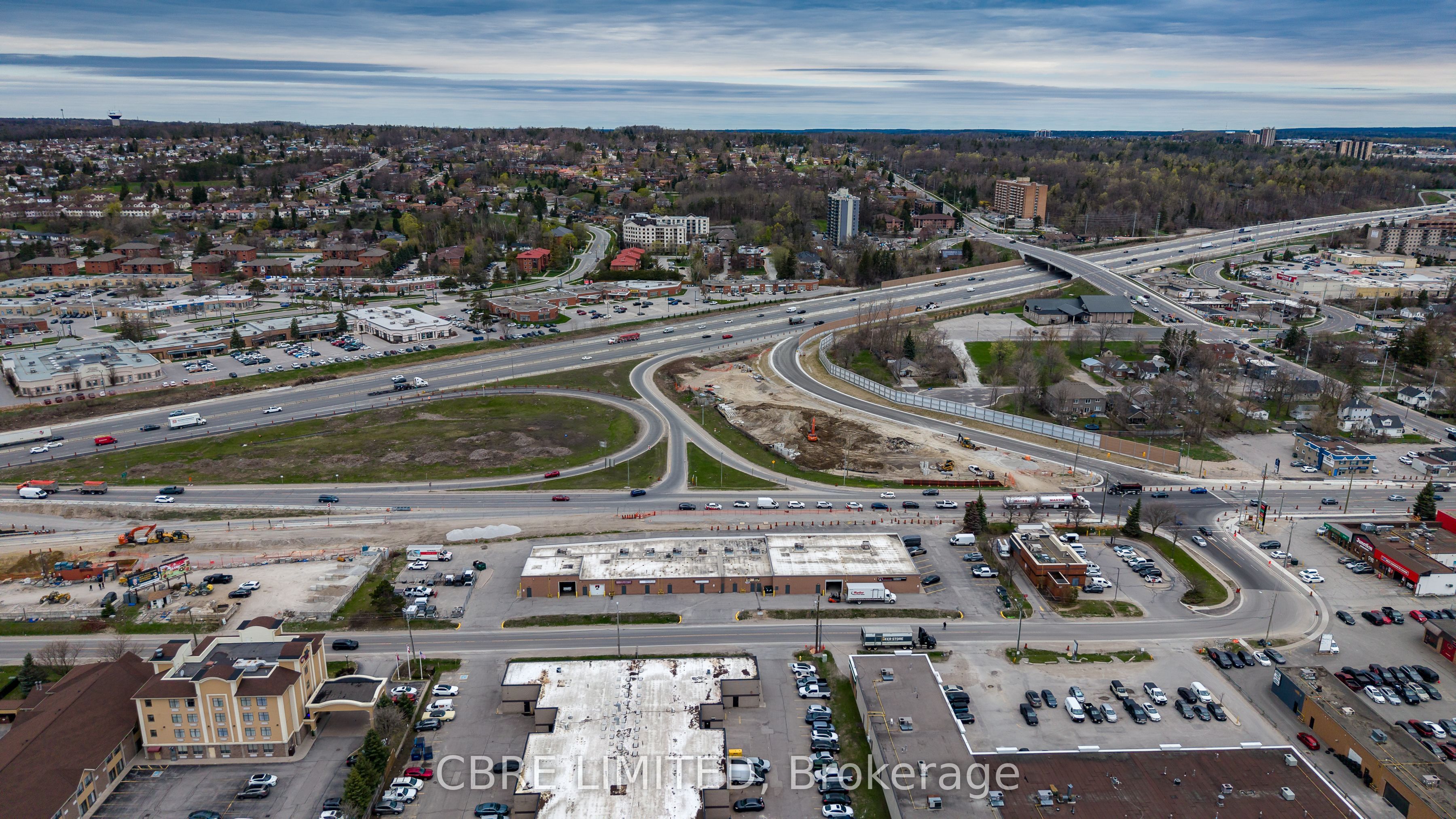303 Dunlop Street W