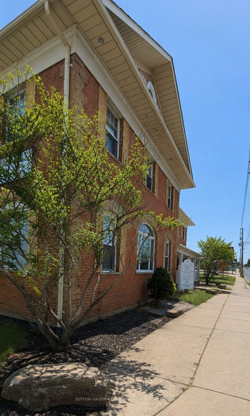 4-413 Dundas Street E