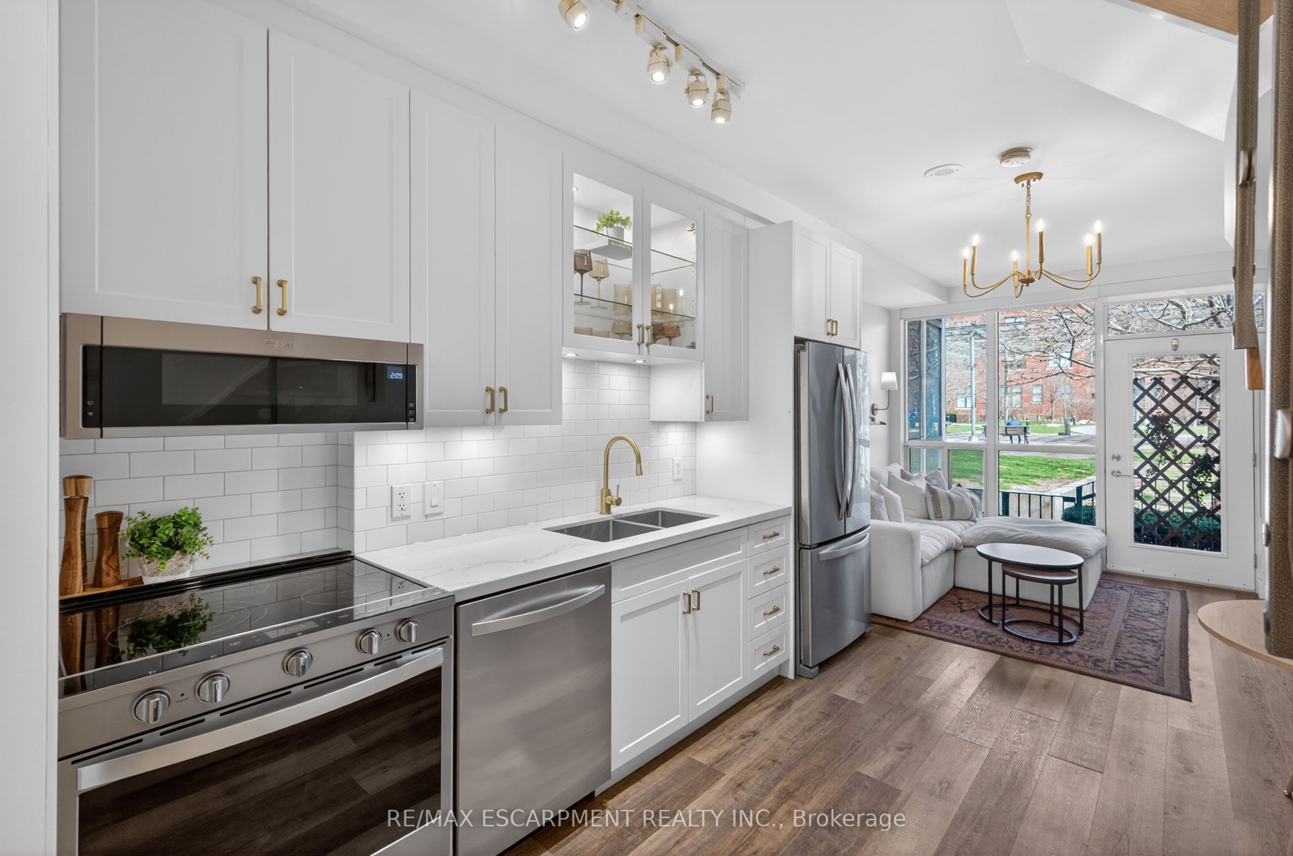 1005 King Street W 127