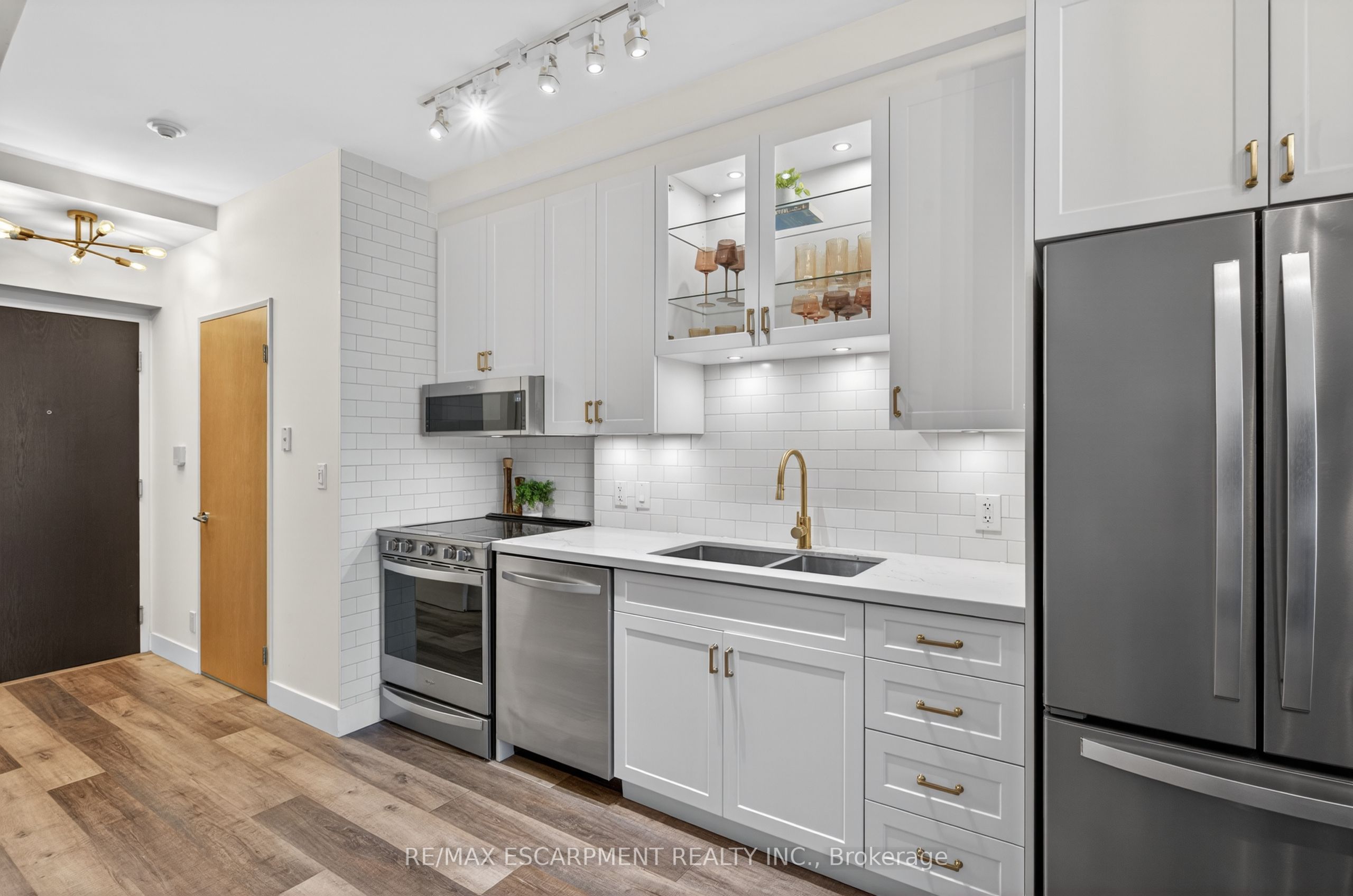 1005 King Street W 127