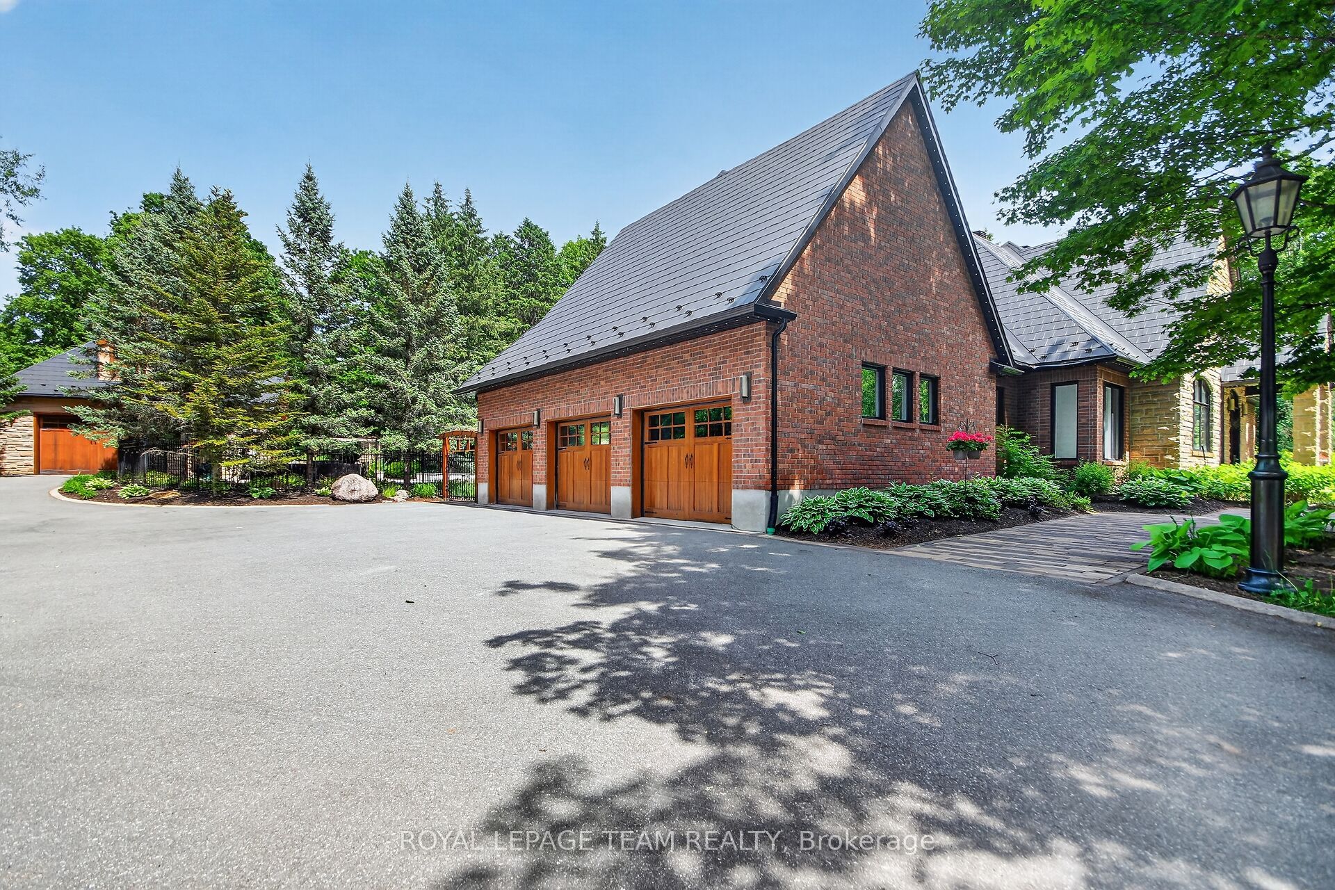 5849 Queenscourt Crescent SW