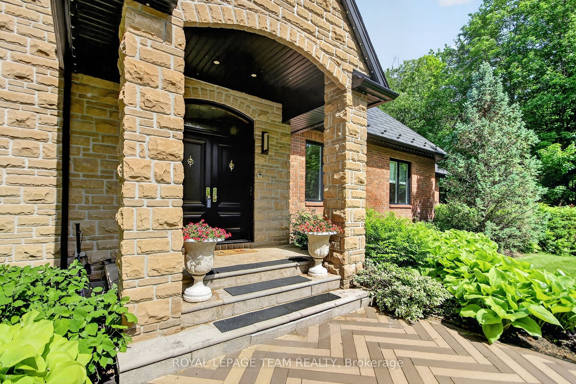 5849 Queenscourt Crescent SW