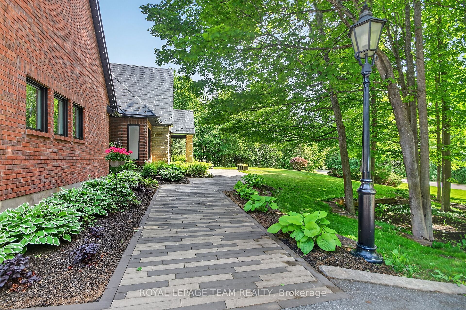 5849 Queenscourt Crescent SW