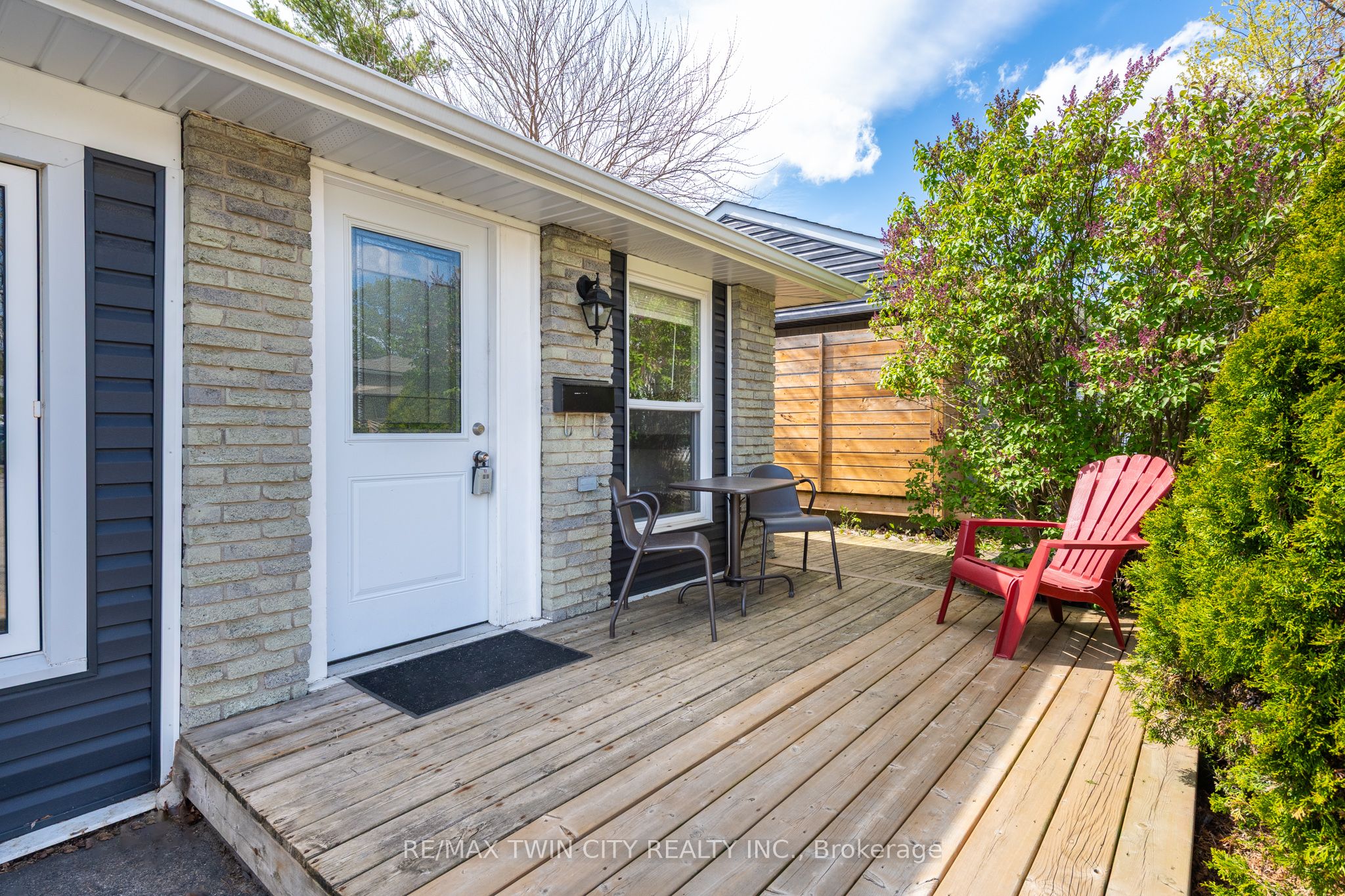 519 Pinetree Crescent
