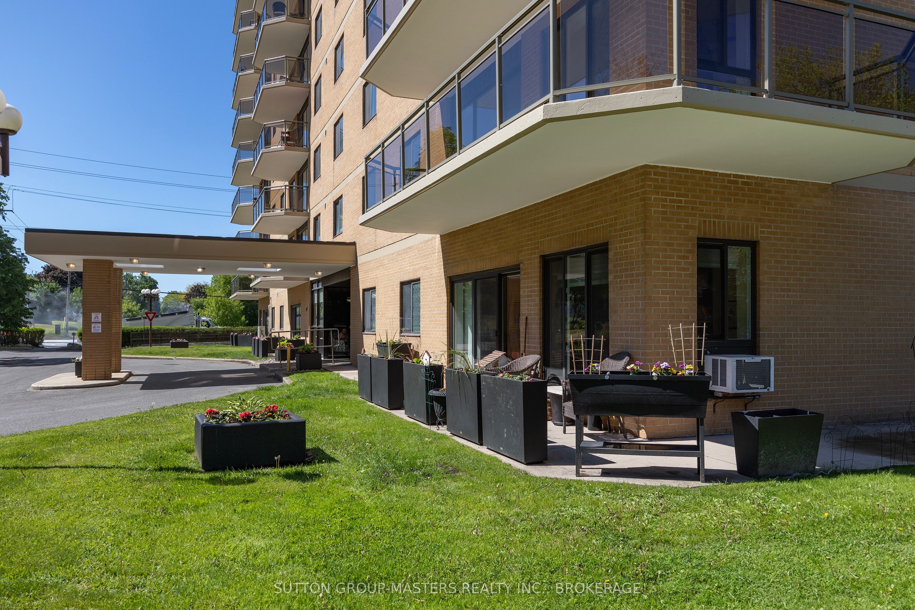 257 Bath Road 102