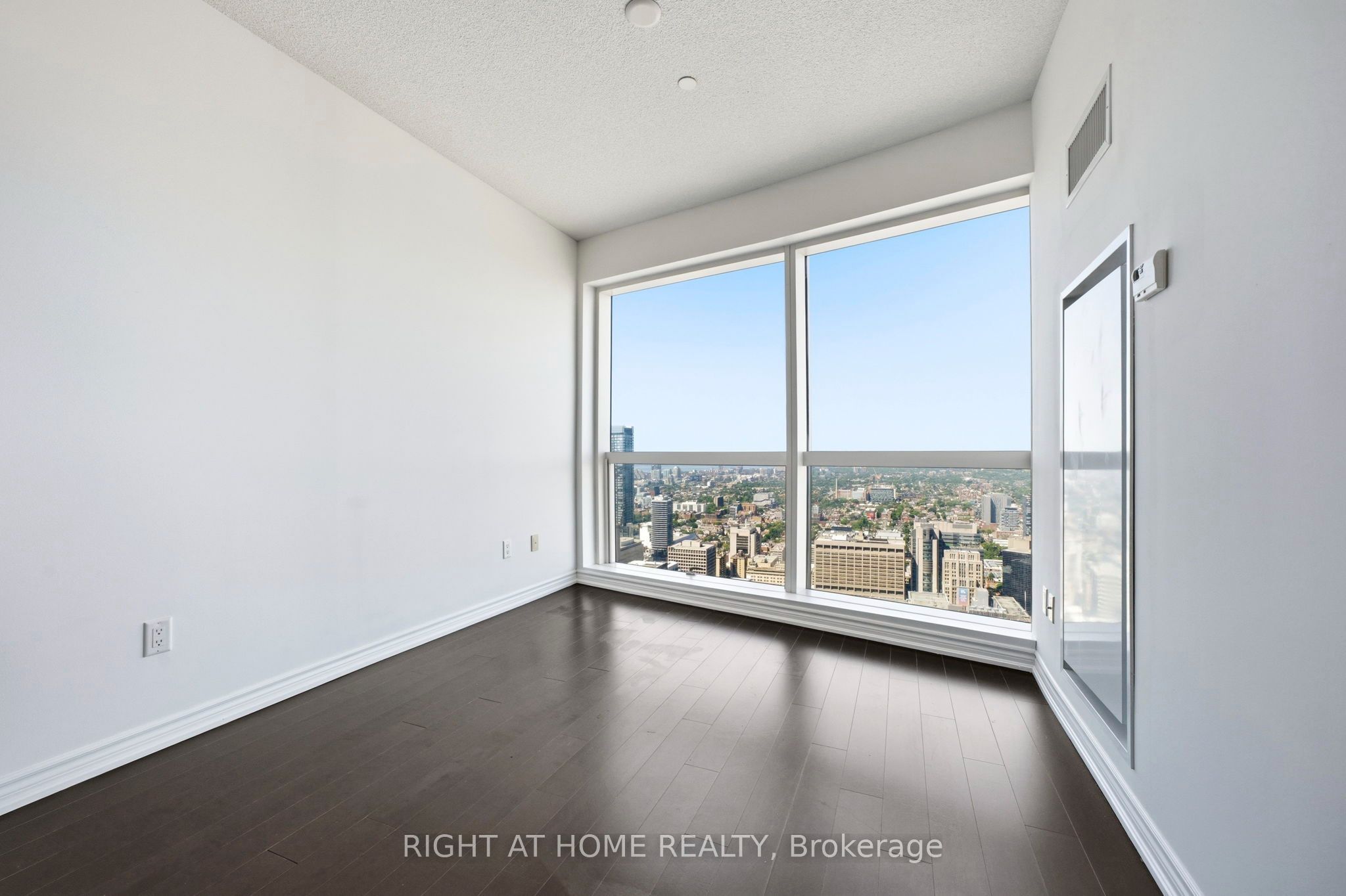 386 Yonge Street 5614