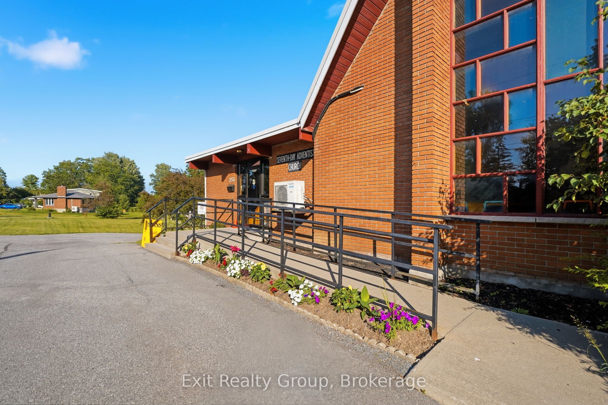 253 Dundas Street W
